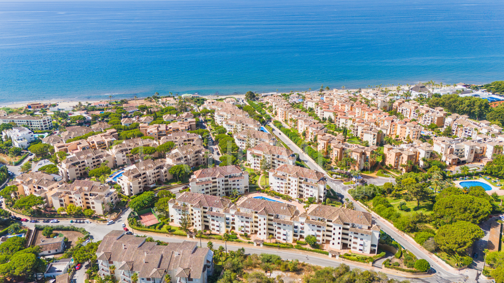 Beautiful south-facing, two-bedroom apartment located in the prestigious Hacienda Playa, Elviria