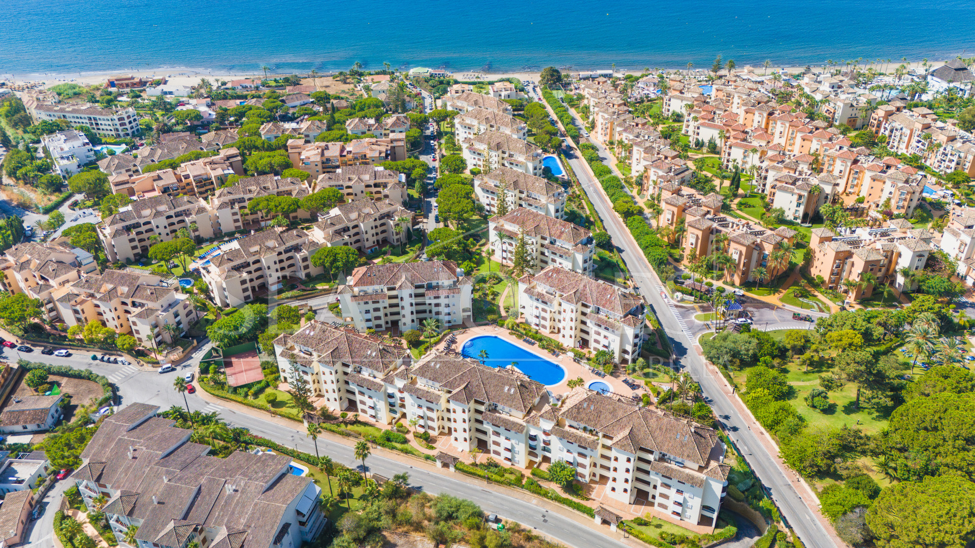 Beautiful south-facing, two-bedroom apartment located in the prestigious Hacienda Playa, Elviria