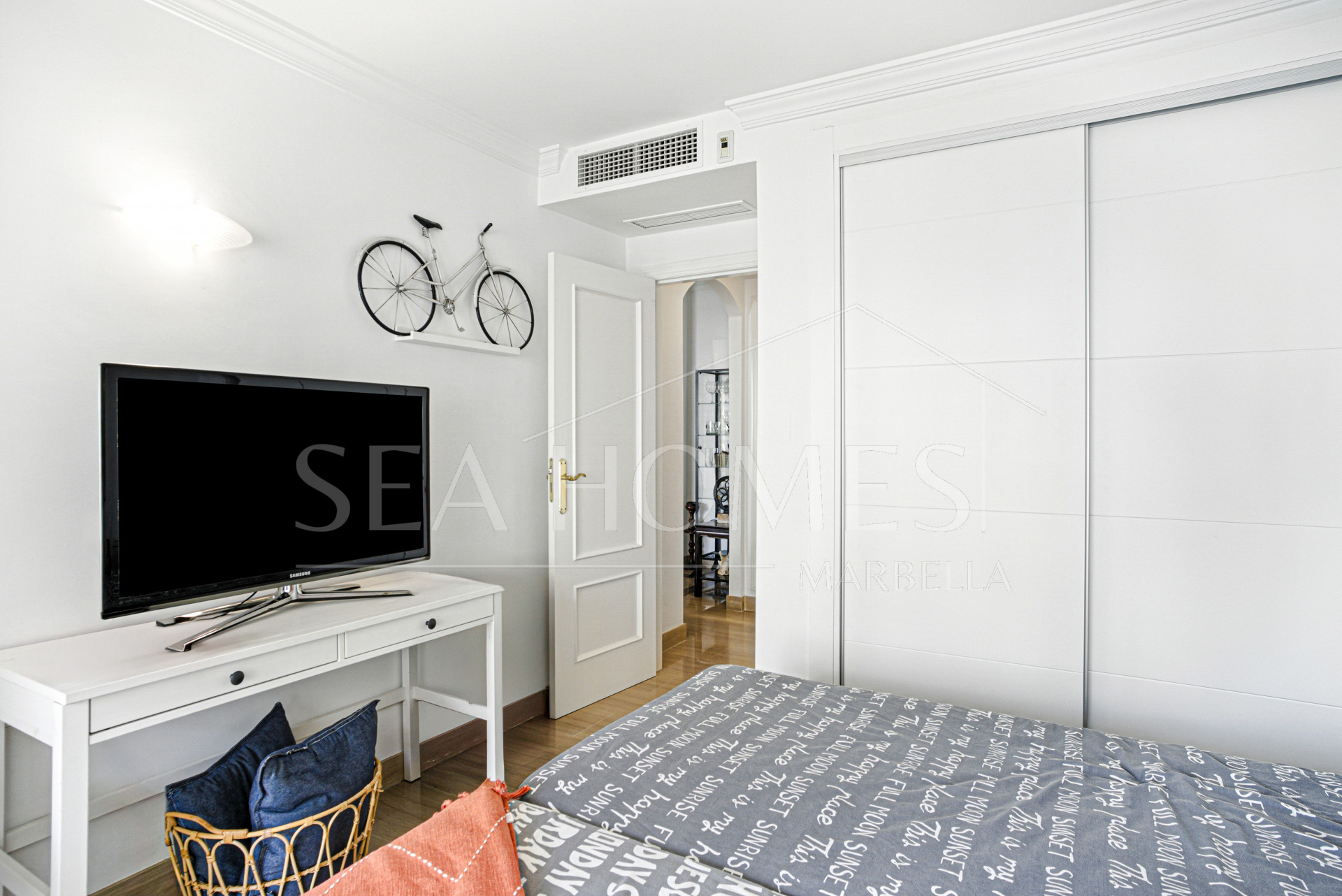 Beautiful south-facing, two-bedroom apartment located in the prestigious Hacienda Playa, Elviria