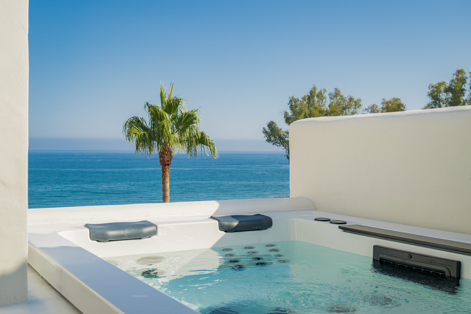 Schönes, renoviertes, Drei-Zimmer-Penthouse in Prestigious Beachfront Community Bahia del Velerin, Estepona.