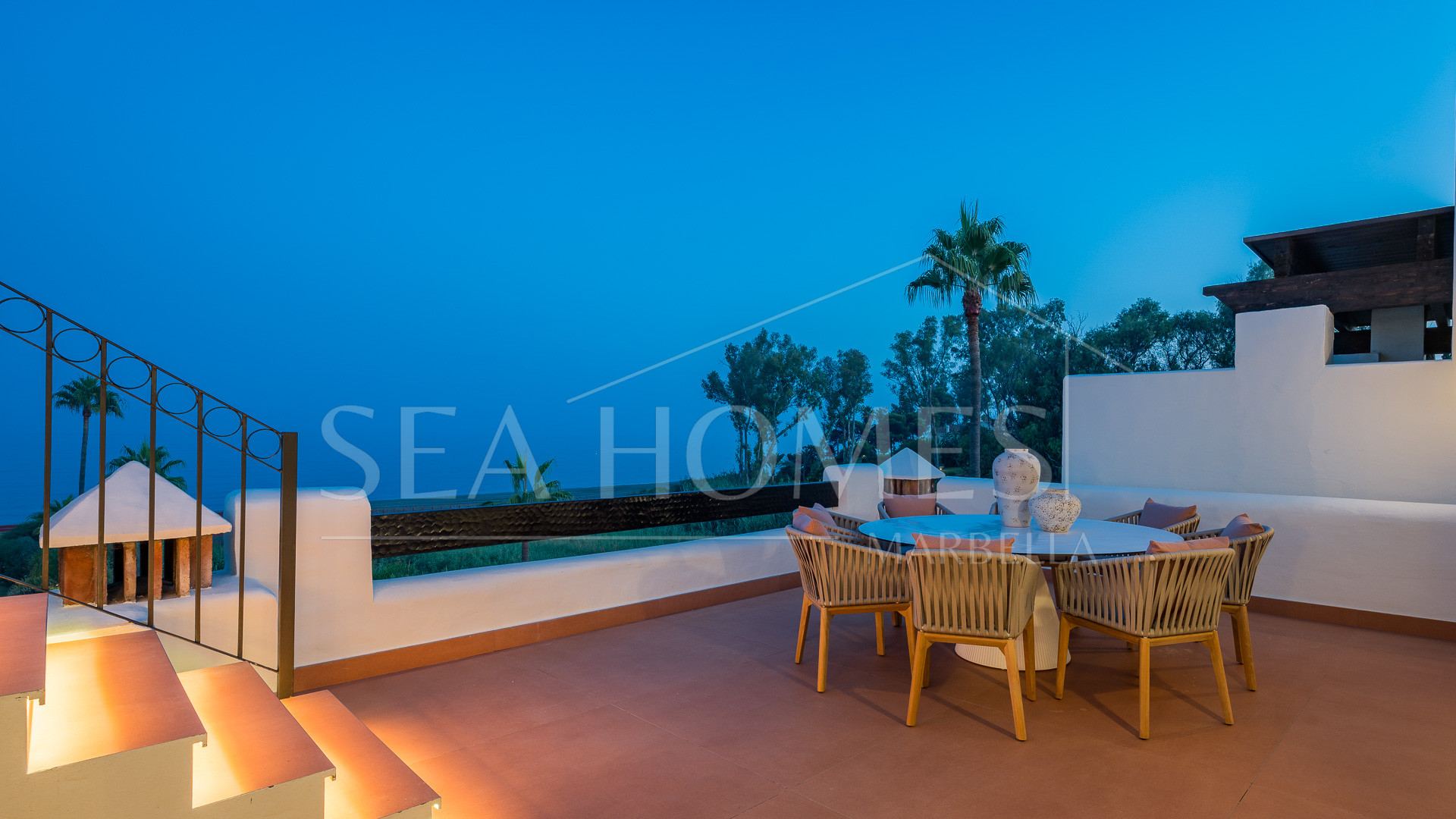 Beautifully renovated, south facing three bedroom penthouse located in prestigious beachfront community Bahia del Velerin, Estepona.