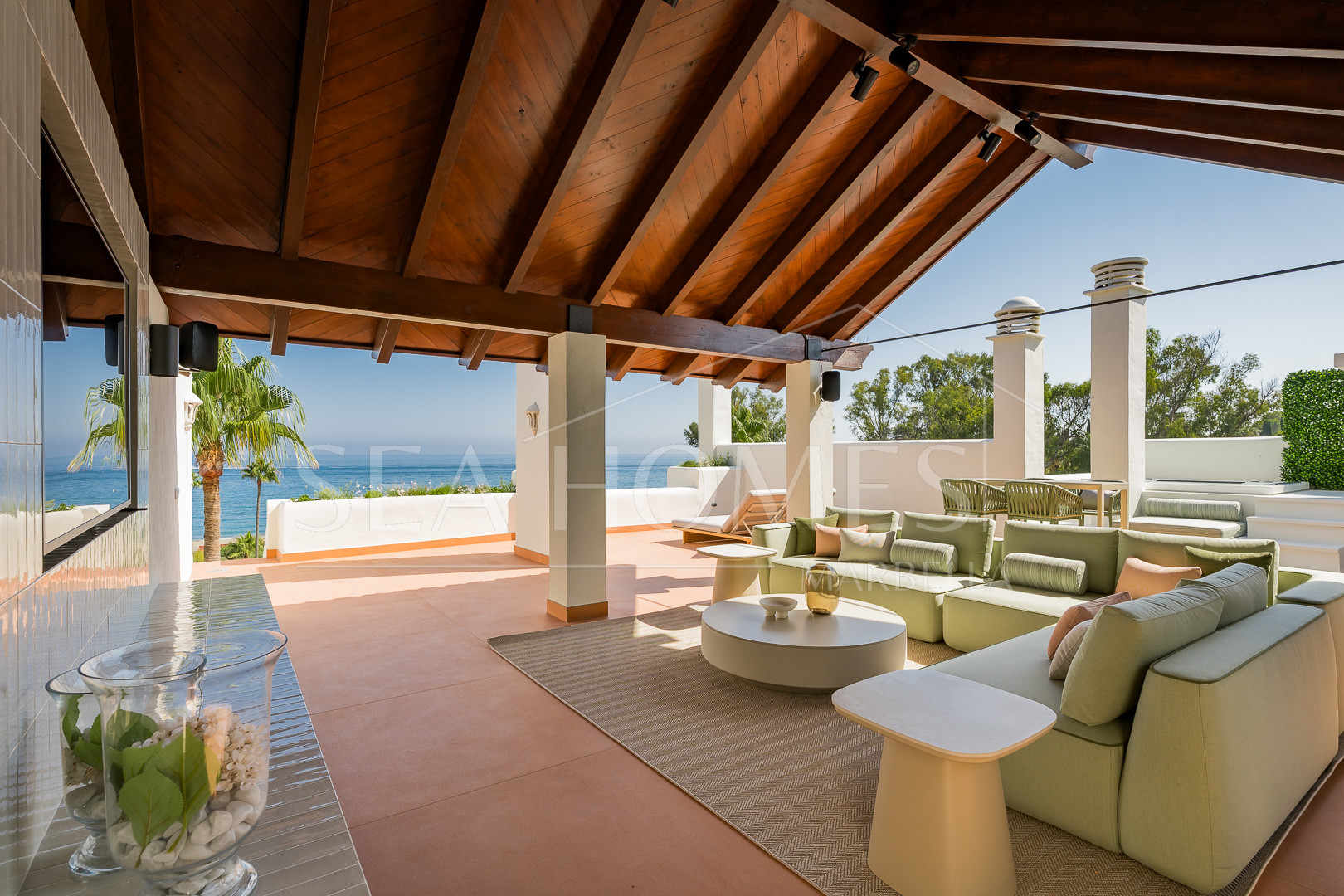 Beautifully renovated, south facing three bedroom penthouse located in prestigious beachfront community Bahia del Velerin, Estepona.