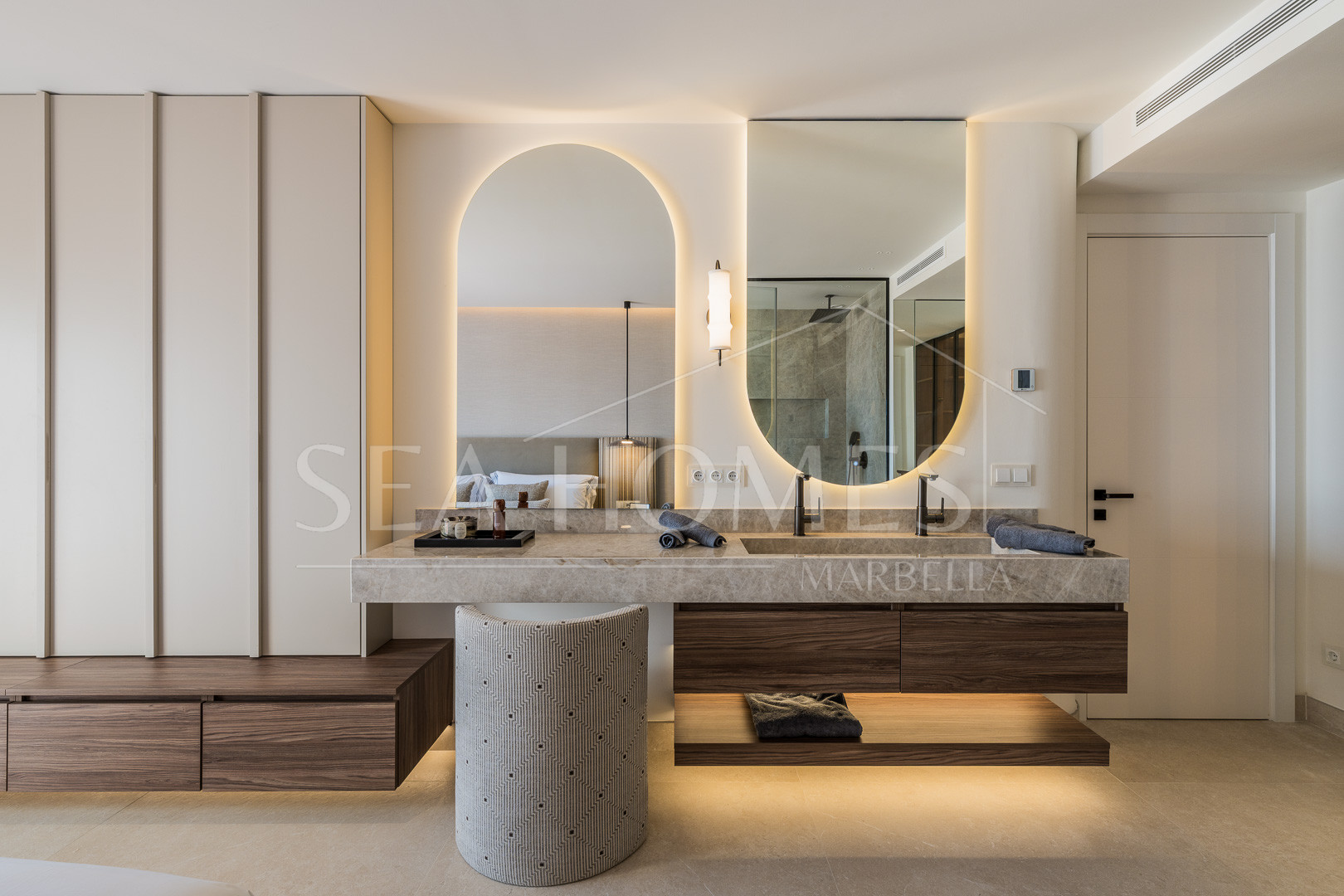 Beautifully renovated, south facing three bedroom penthouse located in prestigious beachfront community Bahia del Velerin, Estepona.