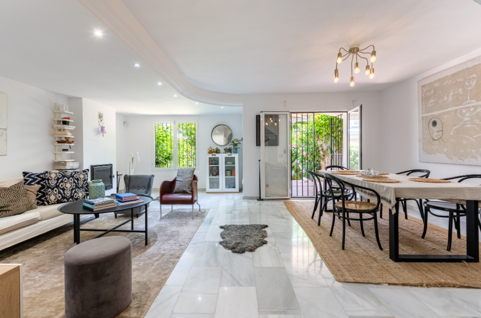 Impresionante casa adosada de cinco dormitorios se encuentra en la prestigiosa comunidad de Marbellamar en la exclusiva Milla de Oro de Marbella