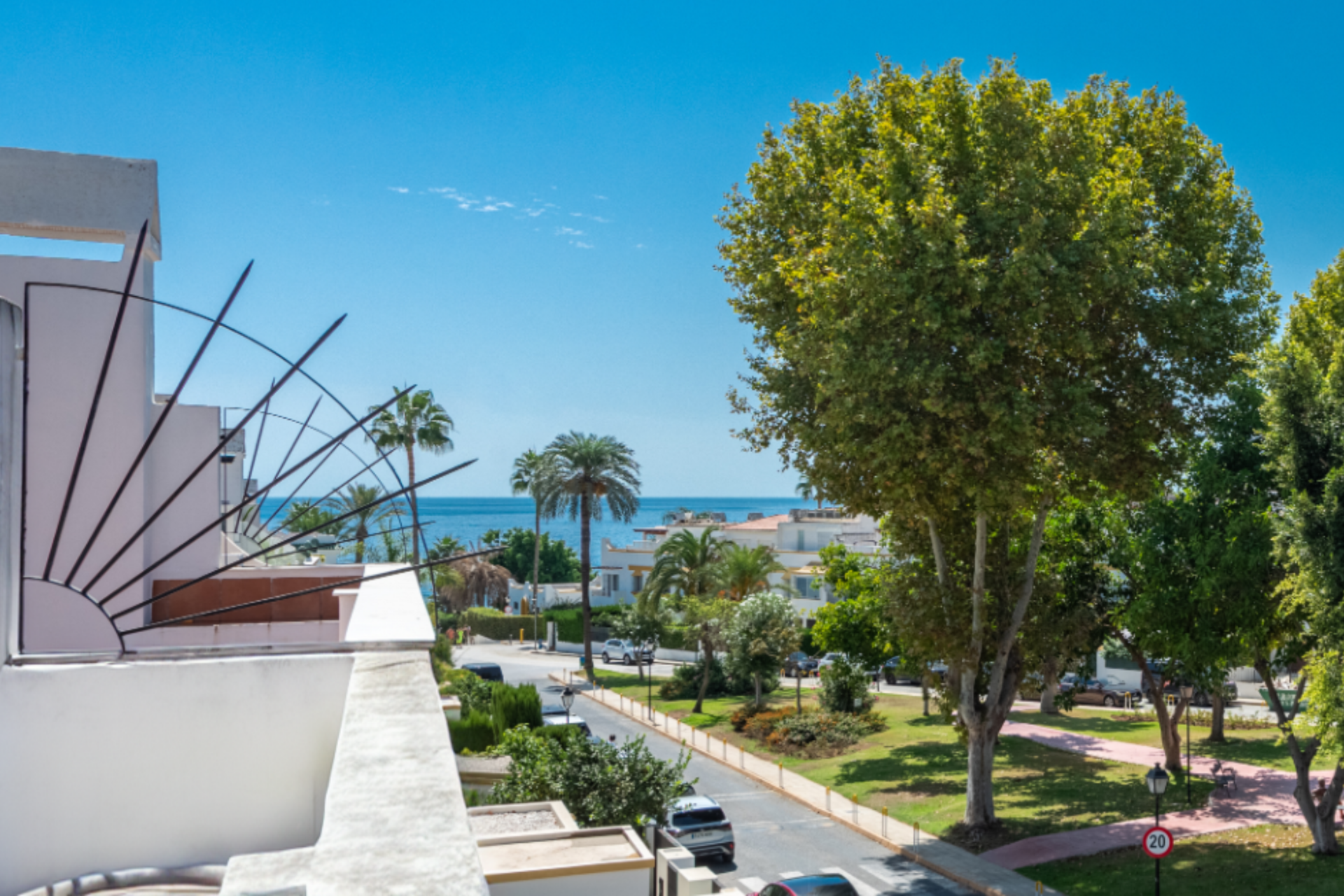 Impresionante casa adosada de cinco dormitorios se encuentra en la prestigiosa comunidad de Marbellamar en la exclusiva Milla de Oro de Marbella