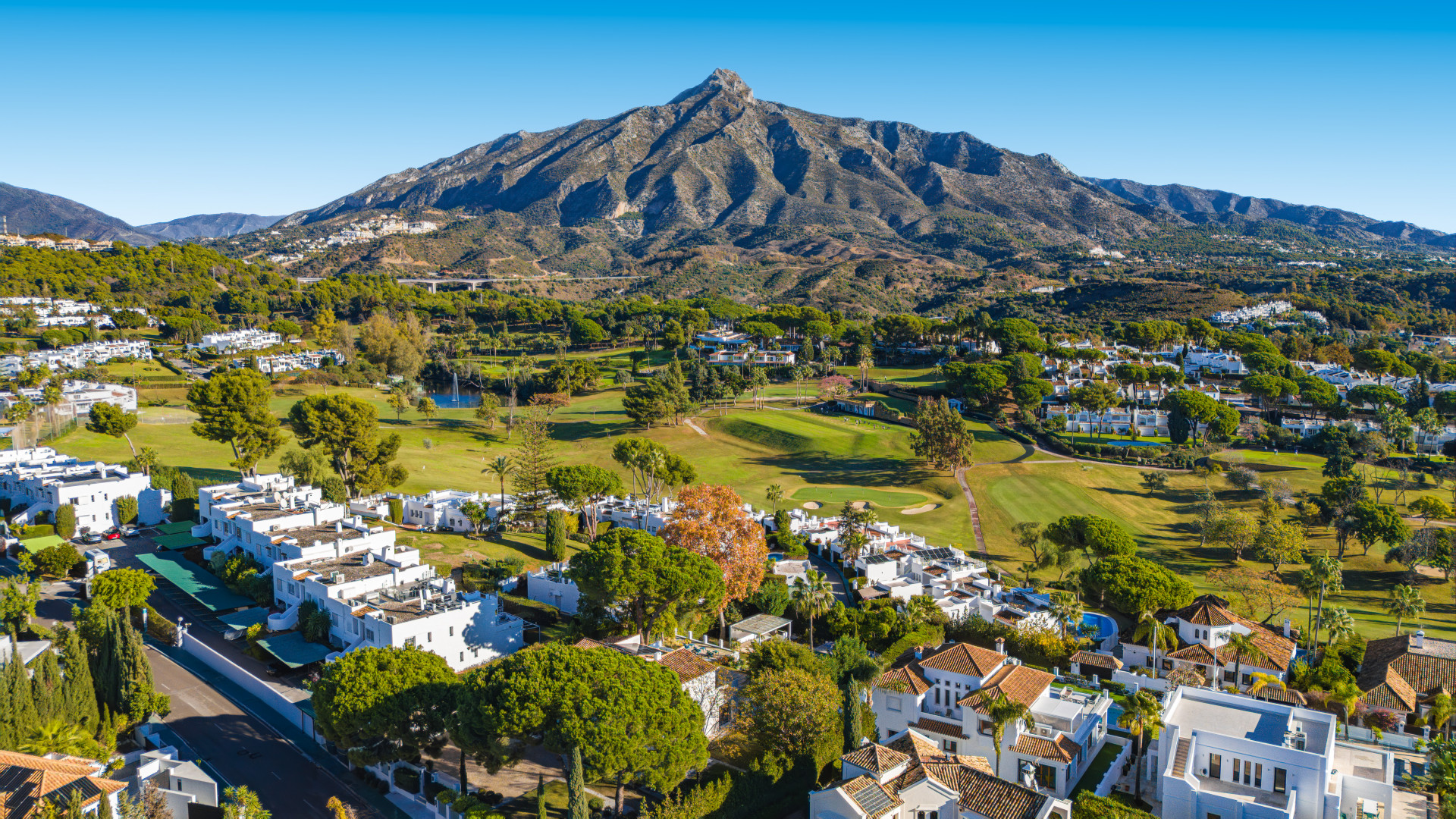 Casa adosada contemporánea de cuatro dormitorios situada en la comunidad cerrada de La Rinconada, situada en el Valle del Golf de Marbella