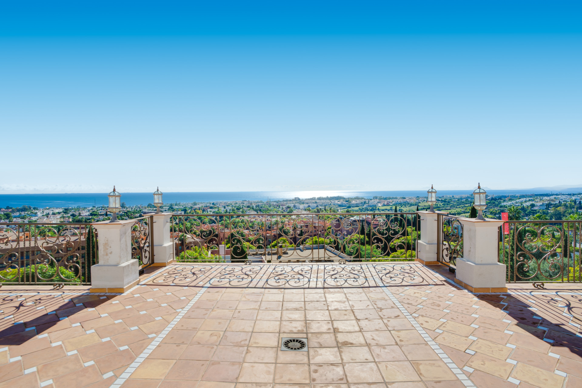 Außergewöhnliche Acht-Schlafzimmer, nach Süden ausgerichtete Villa in der angesehenen gated Gemeinde von Los Flamingos, Benahavis
