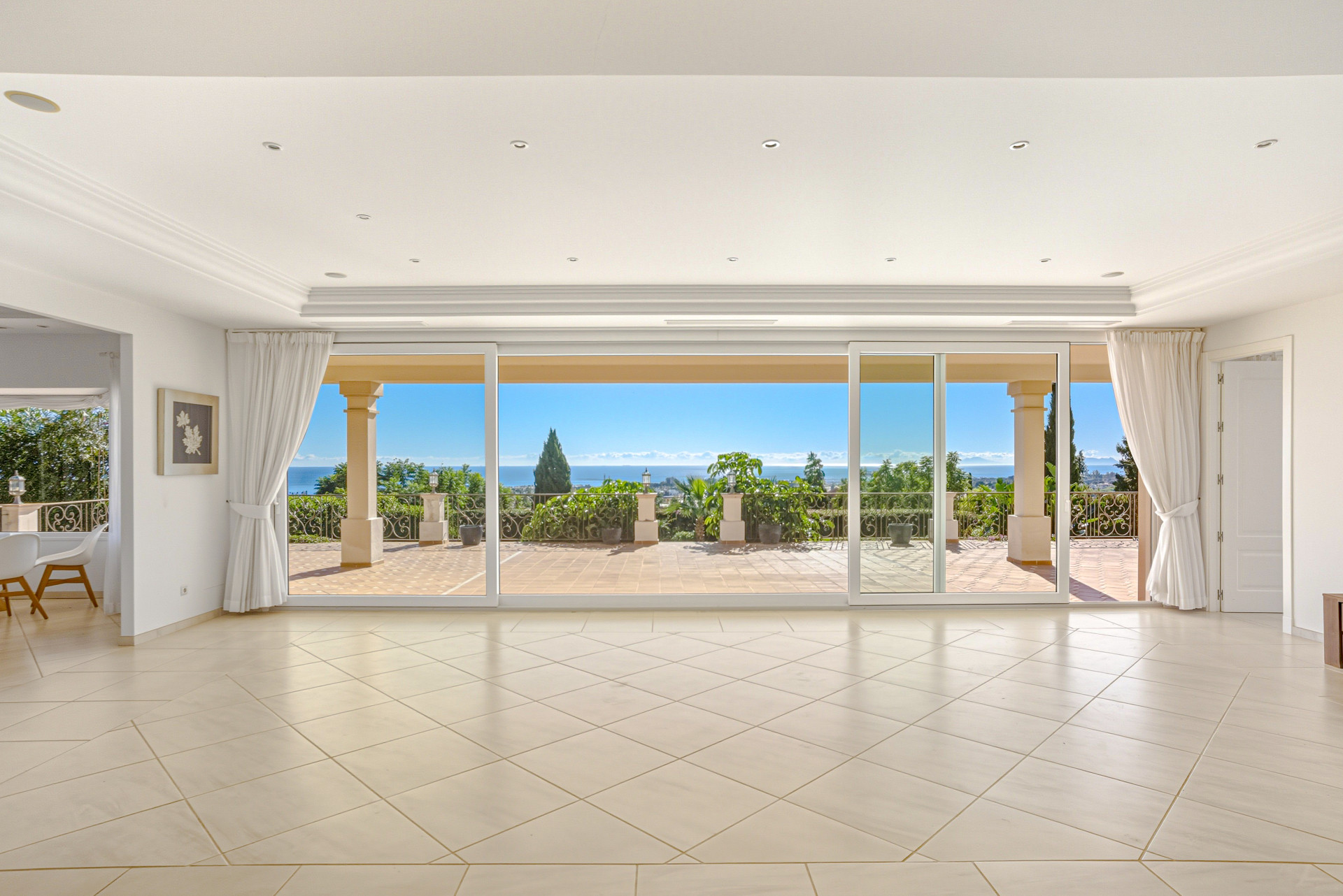 Außergewöhnliche Acht-Schlafzimmer, nach Süden ausgerichtete Villa in der angesehenen gated Gemeinde von Los Flamingos, Benahavis