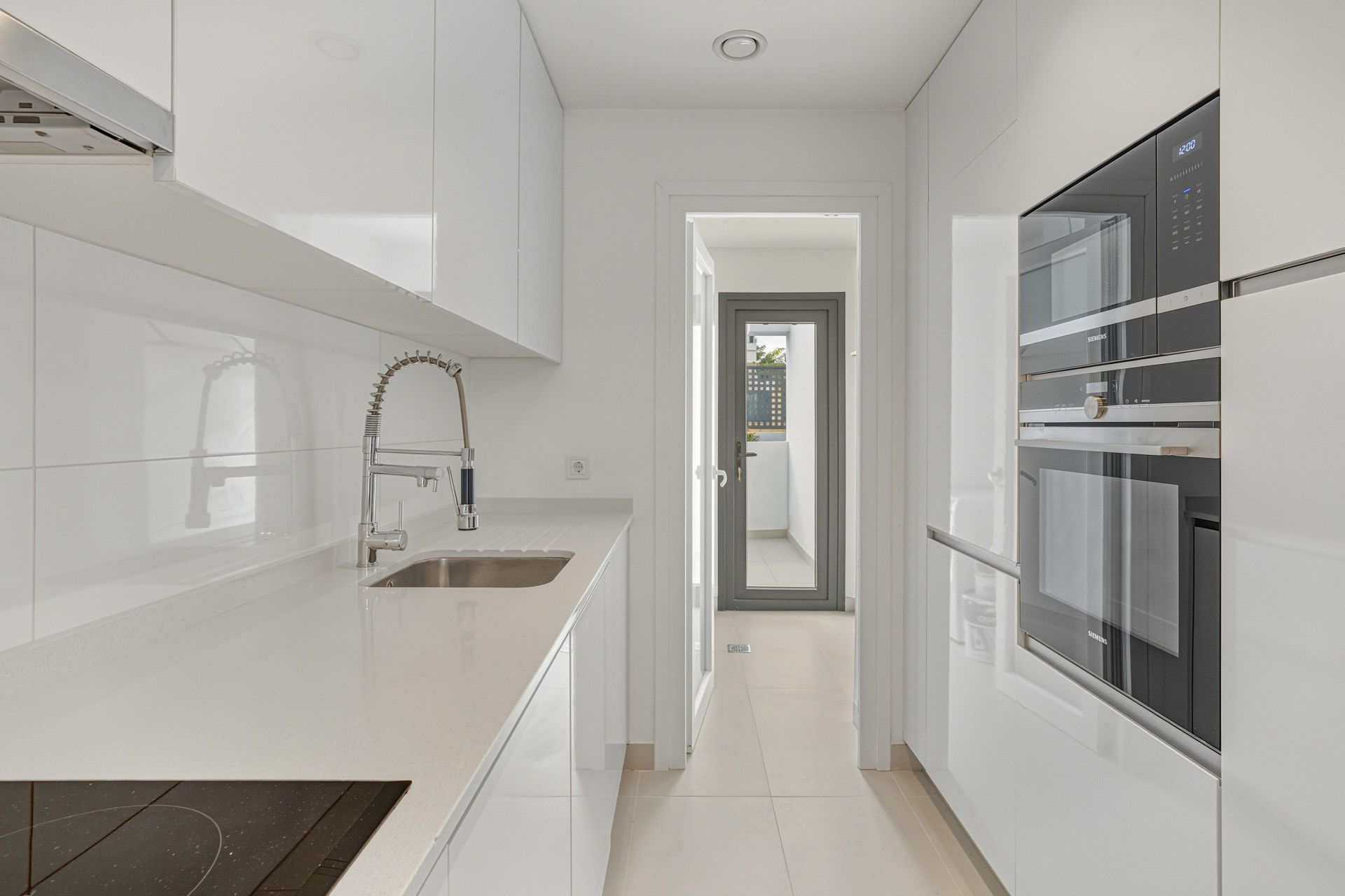 Well-presented two-bedroom ground floor apartment located in a popular gated community, situated in Cancelada