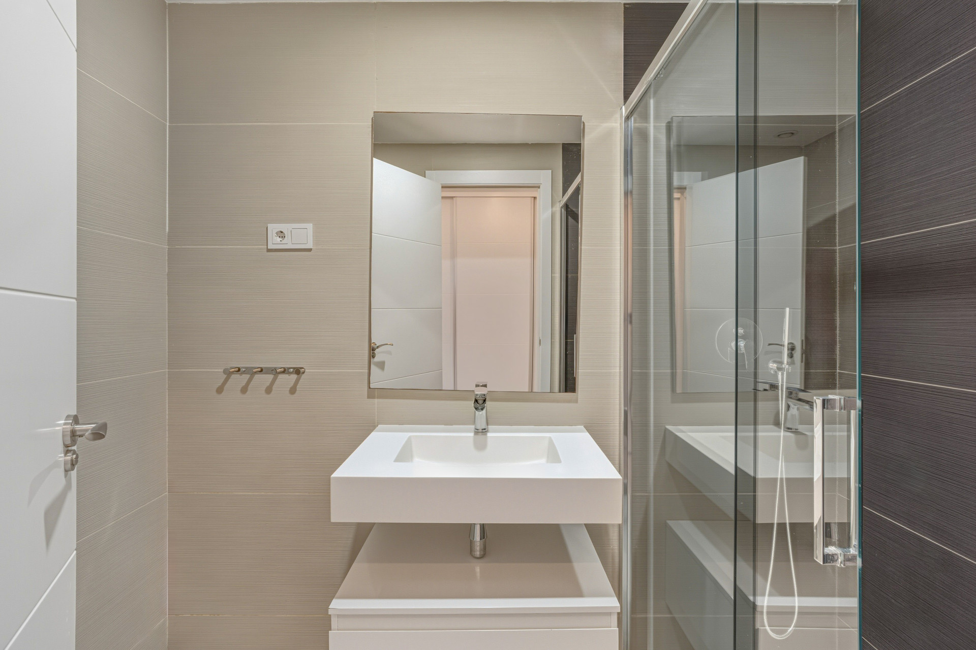 Well-presented two-bedroom ground floor apartment located in a popular gated community, situated in Cancelada