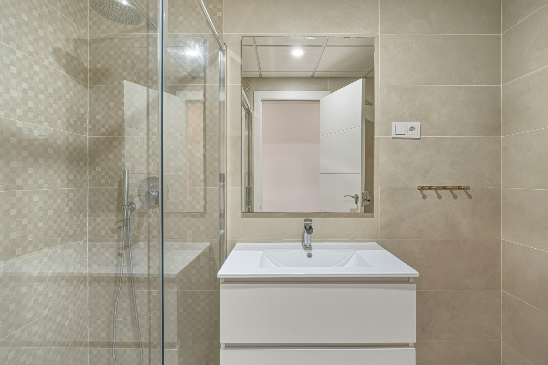 Well-presented two-bedroom ground floor apartment located in a popular gated community, situated in Cancelada