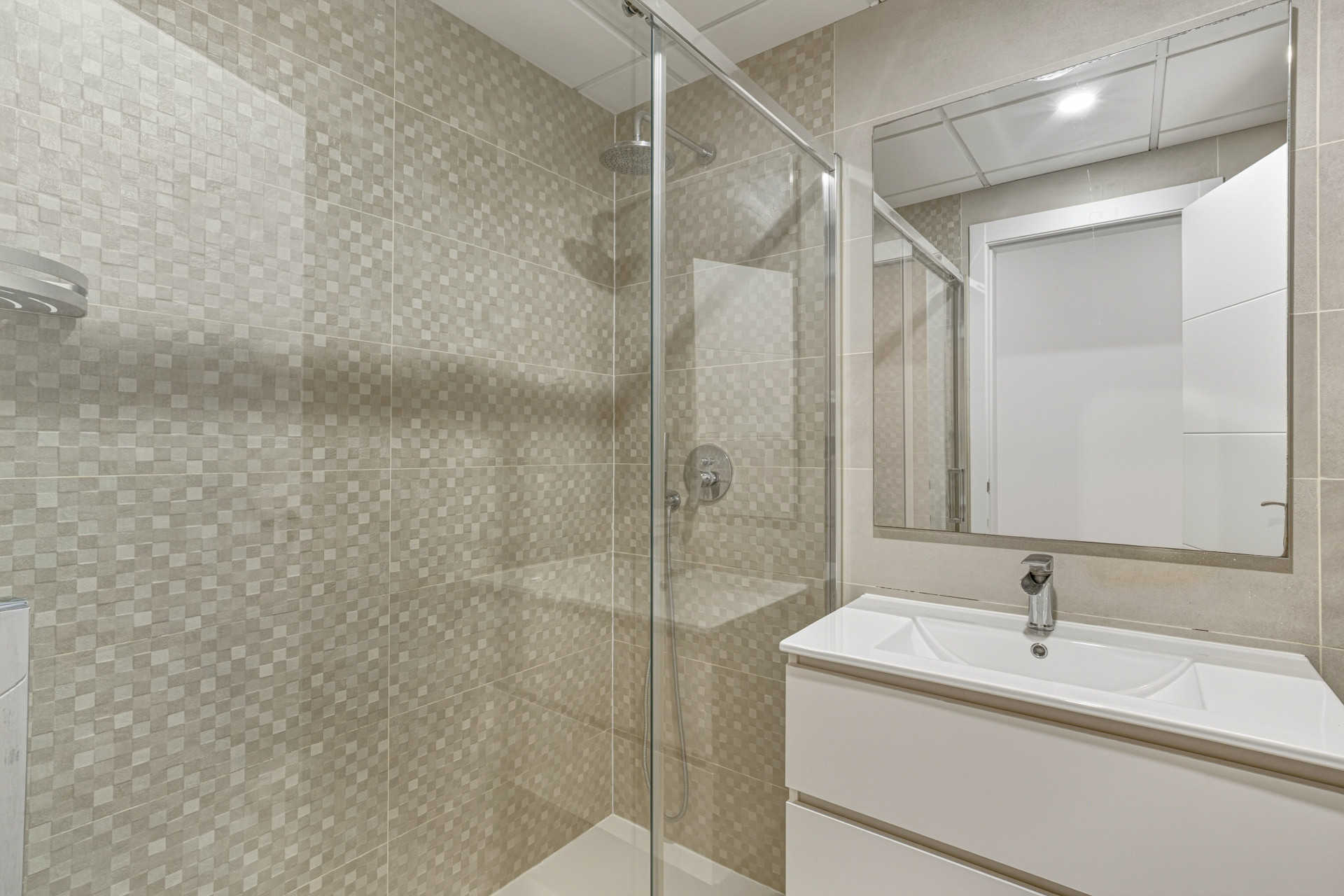 Well-presented two-bedroom ground floor apartment located in a popular gated community, situated in Cancelada