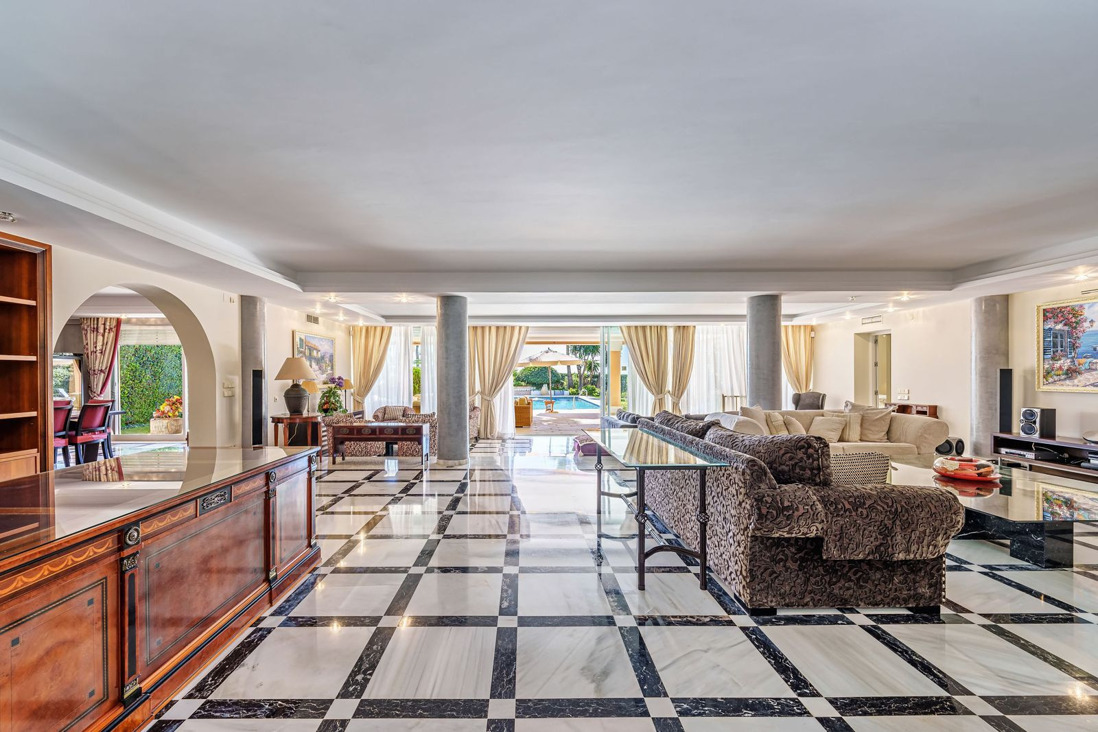 Luxury beachfront nine bedroom villa with Private Pool in El Paraiso, Estepona.