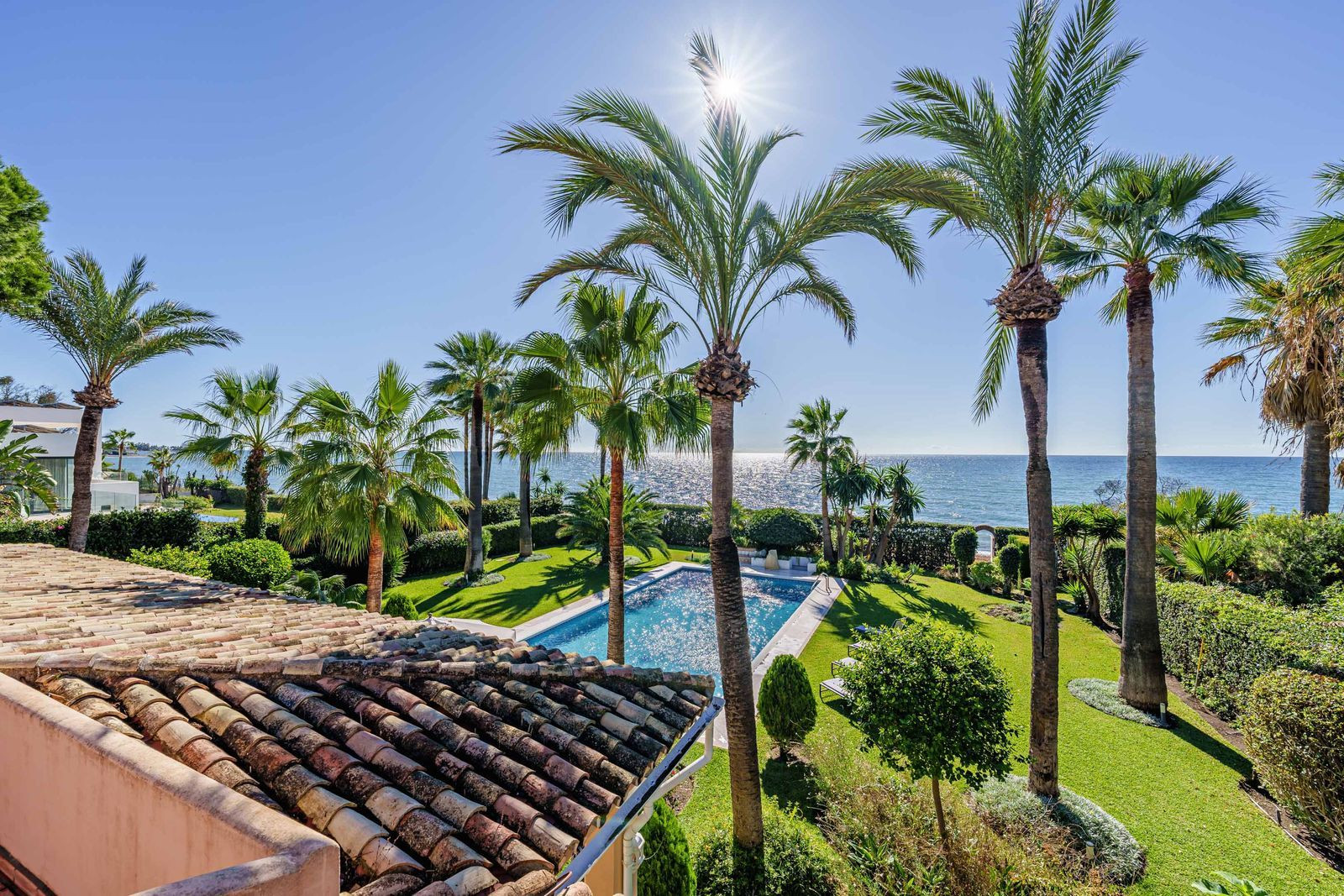 Luxury beachfront nine bedroom villa with Private Pool in El Paraiso, Estepona.
