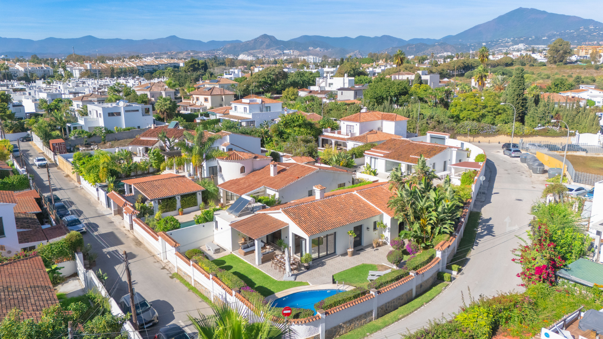 A beautifully updated villa in the desirable coastal area of San Pedro de Alcántara