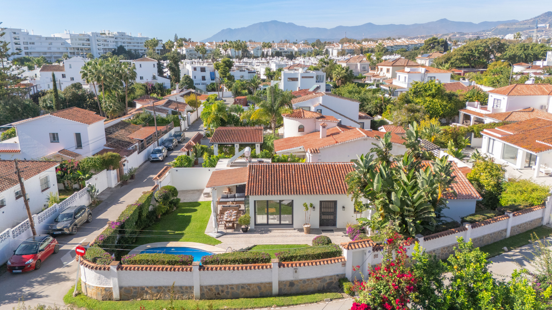 A beautifully updated villa in the desirable coastal area of San Pedro de Alcántara