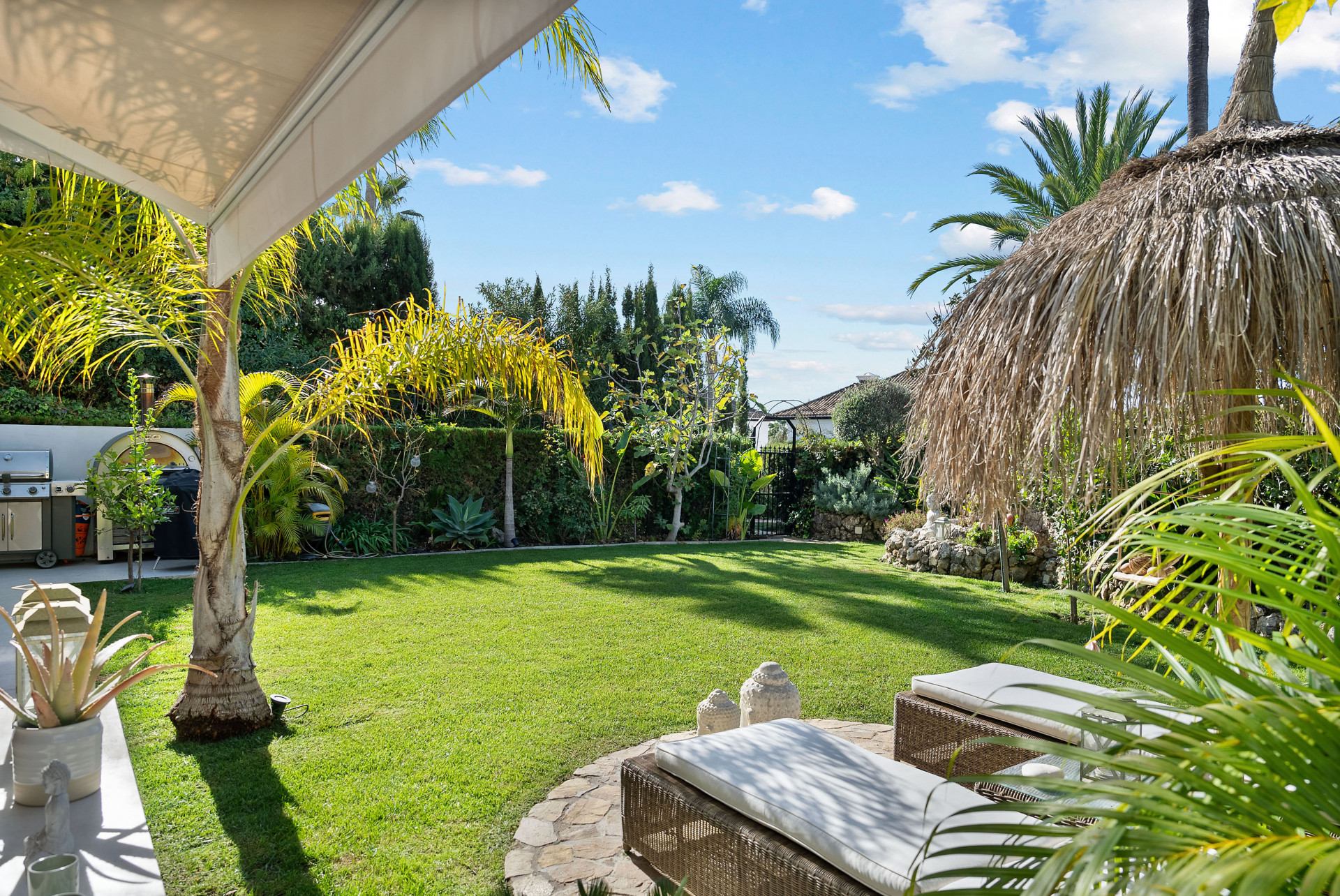 Elegant three bedroom townhouse with private garden in Alcores del Golf, Nueva Andalucia