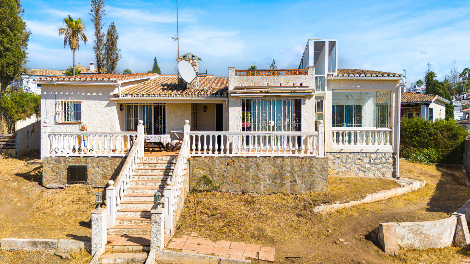 Gran oportunidad de renovación en el Parque Elviria con Apartamento de invitados totalmente renovado