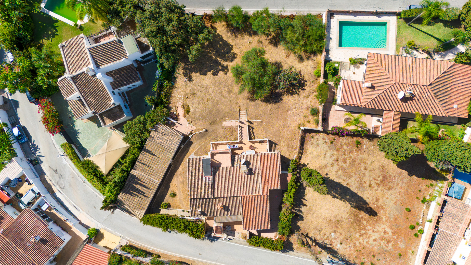 Gran oportunidad de renovación en el Parque Elviria con Apartamento de invitados totalmente renovado