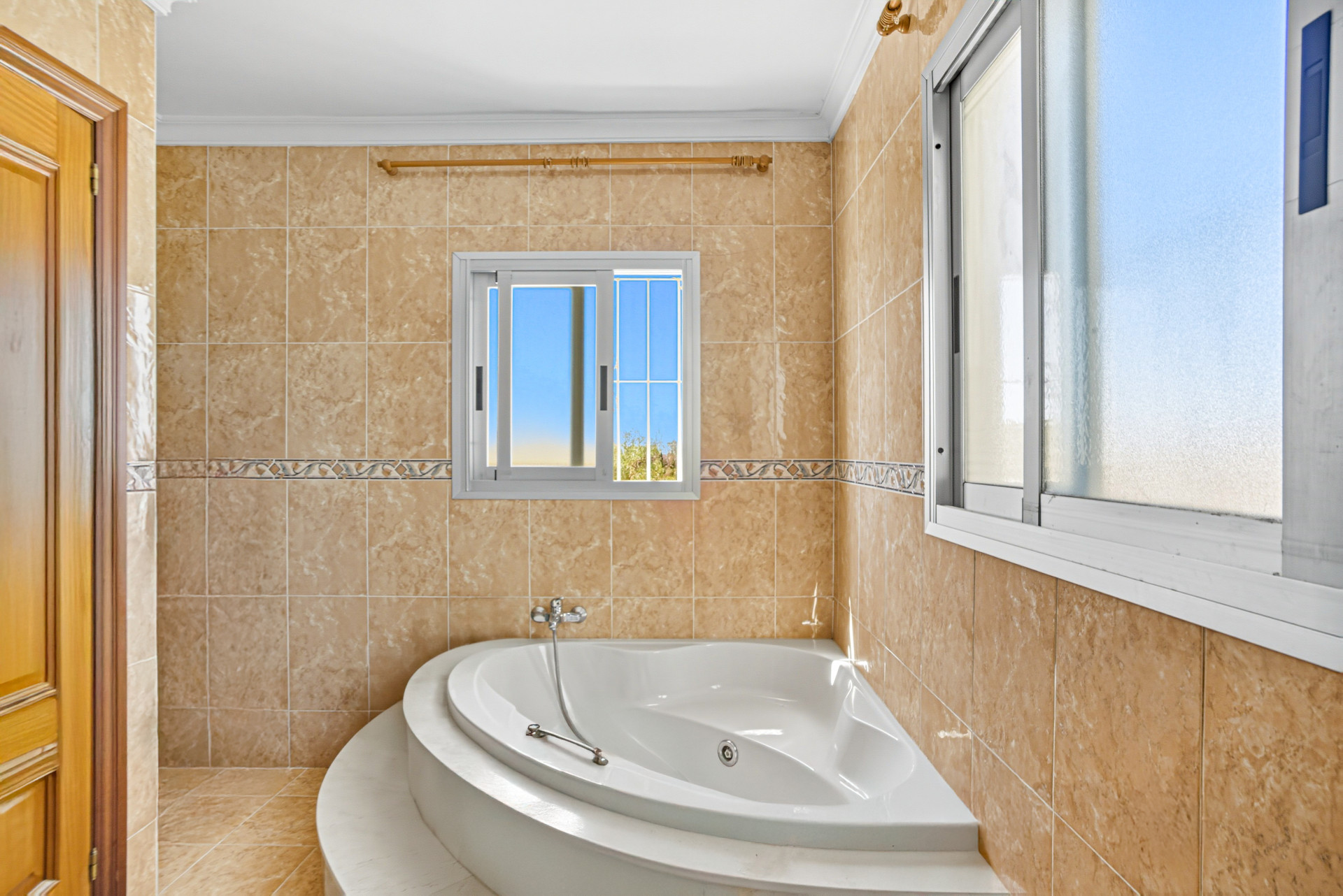 Gran oportunidad de renovación en el Parque Elviria con Apartamento de invitados totalmente renovado