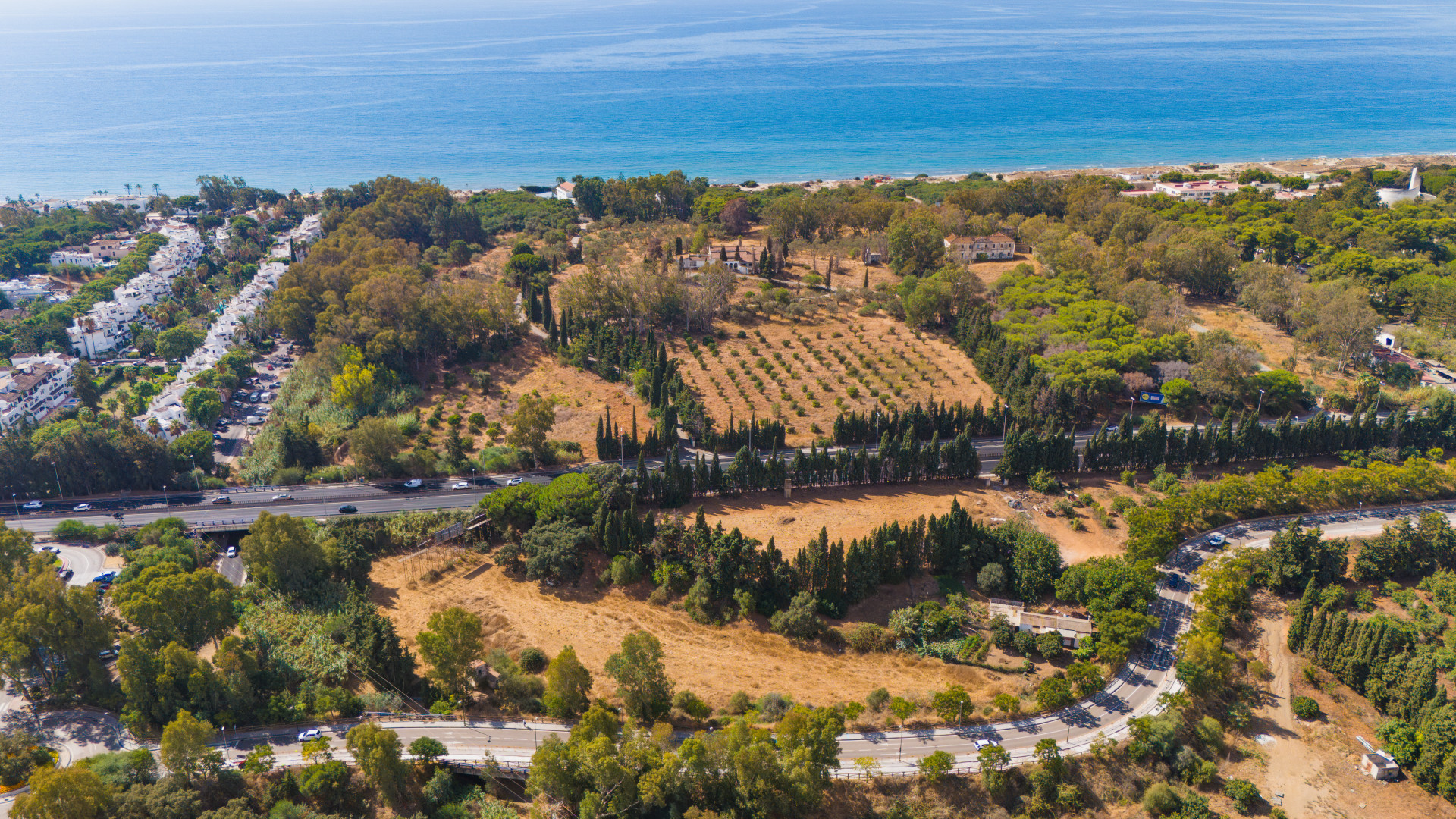 Gran oportunidad de renovación en el Parque Elviria con Apartamento de invitados totalmente renovado