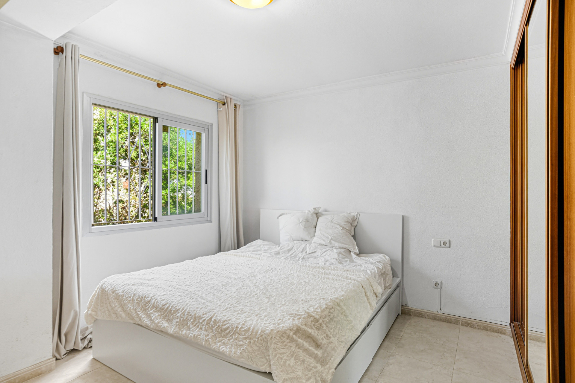 Gran oportunidad de renovación en el Parque Elviria con Apartamento de invitados totalmente renovado