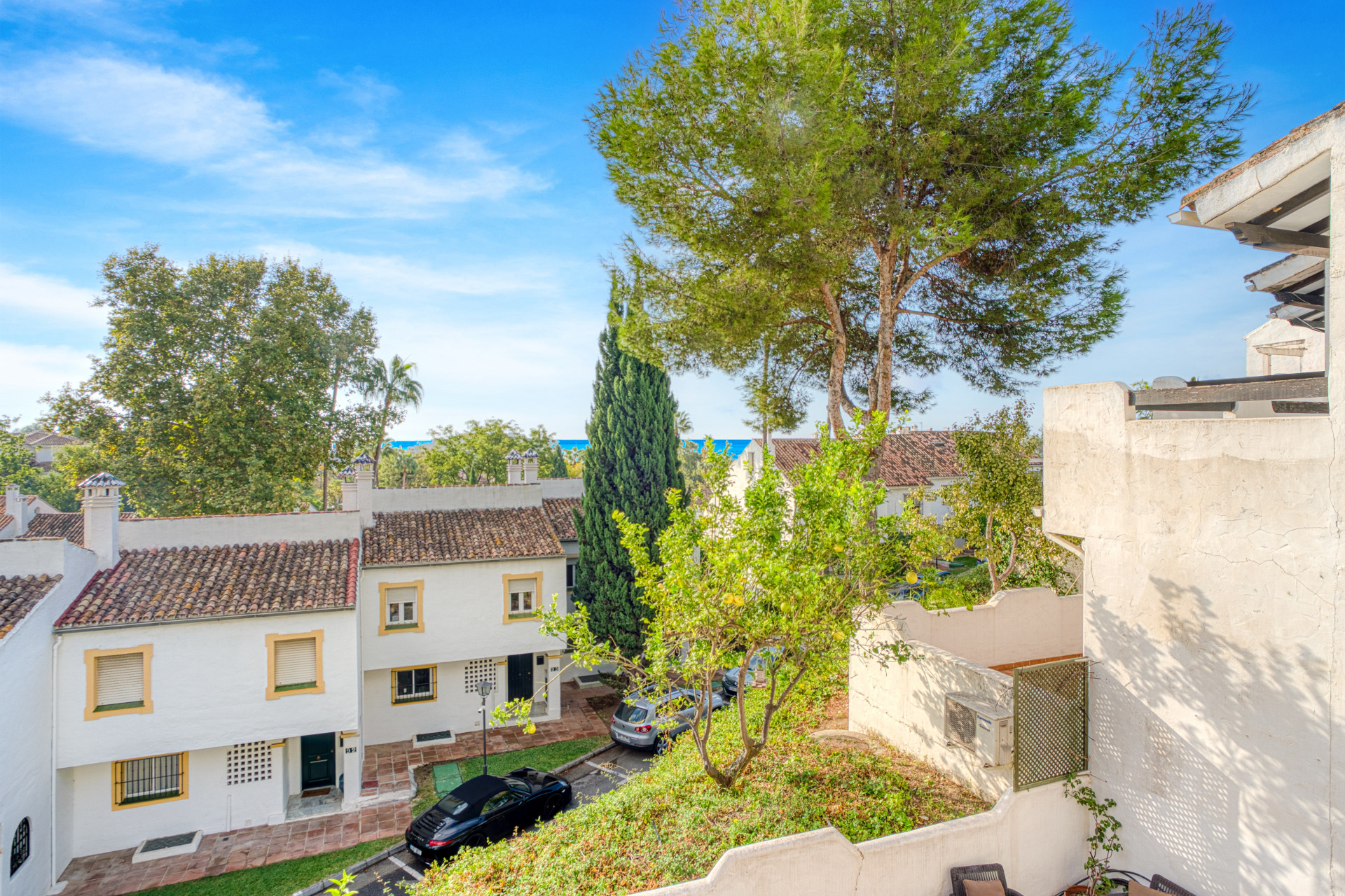 Encantadora casa adosada de tres dormitorios situada en la codiciada comunidad cerrada de El Capricho en la Milla de Oro de Marbella