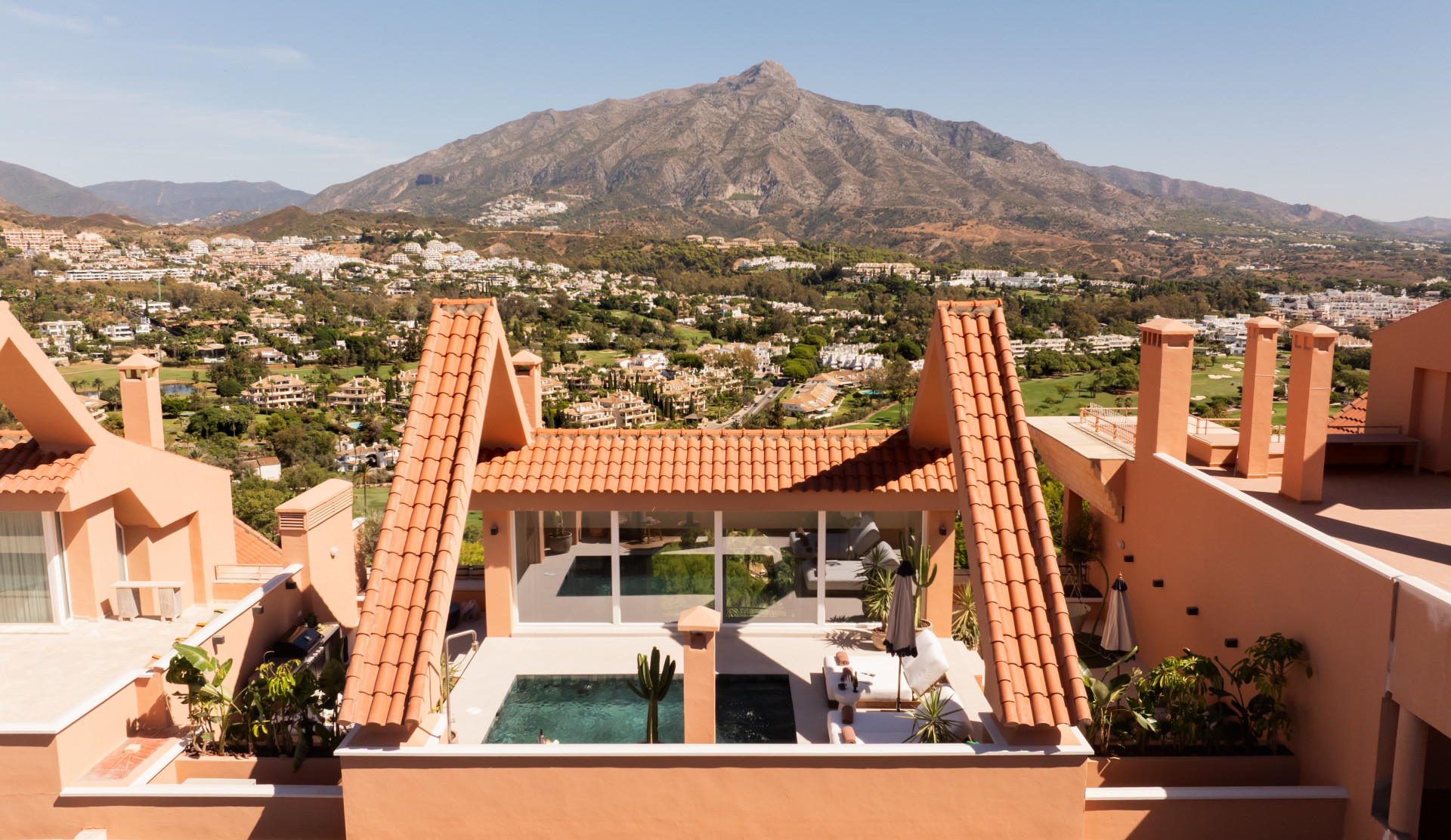 Modern Four Bedroom Penthouse with Rooftop Pool located in Magna Marbella