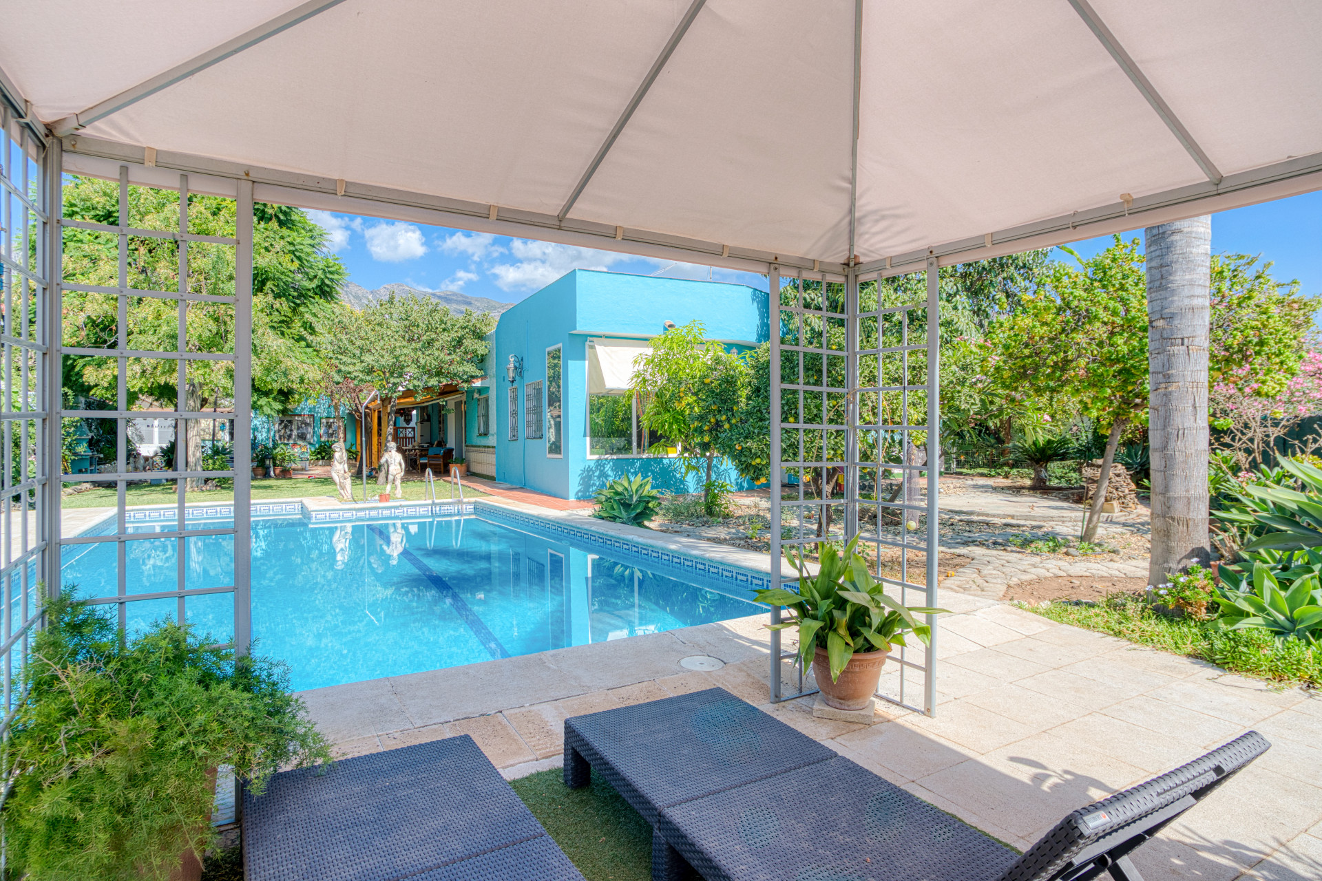 Una oportunidad única - casa orientada al suroeste situada en Marbella, cerca de las instalaciones locales