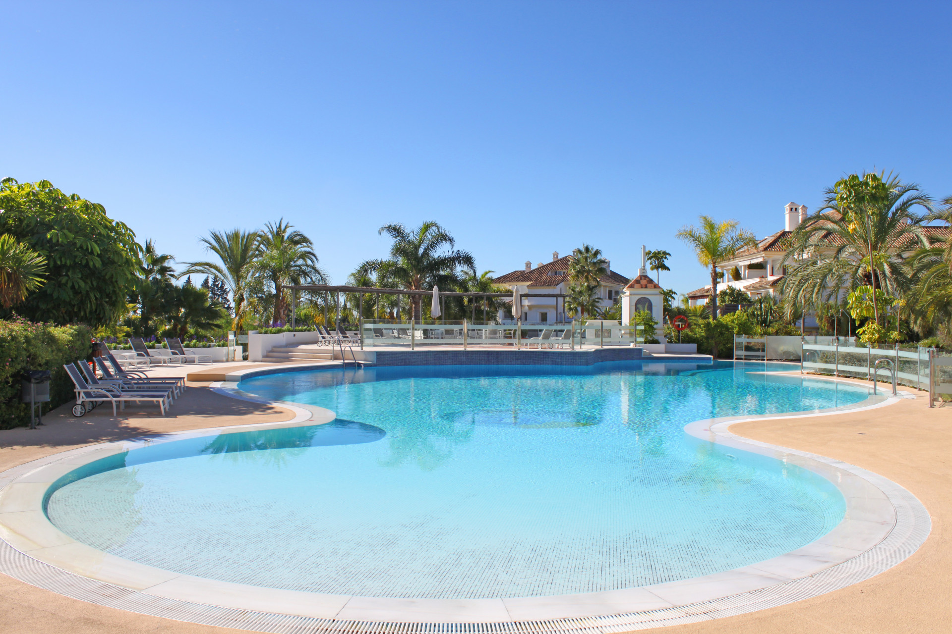 Elegant Fully Renovated Apartment in Monte Paraiso on Marbella’s Golden Mile