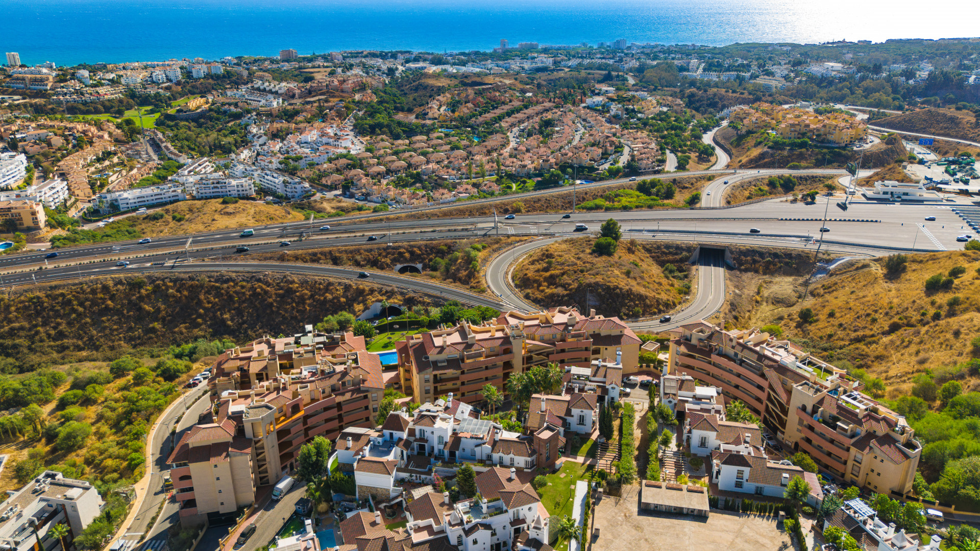 Impecable apartamento de dos dormitorios con orientación sur, situado en la comunidad cerrada de Terrazas del Sol, Mijas Costa
