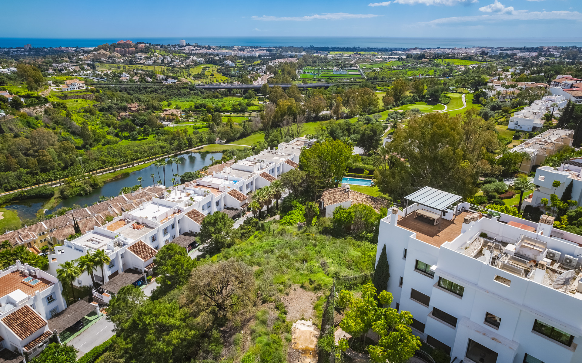 Impresionante Parcela Vista Mar con Licencia de Proyecto y Edificio en El Herrojo, Benahavis.