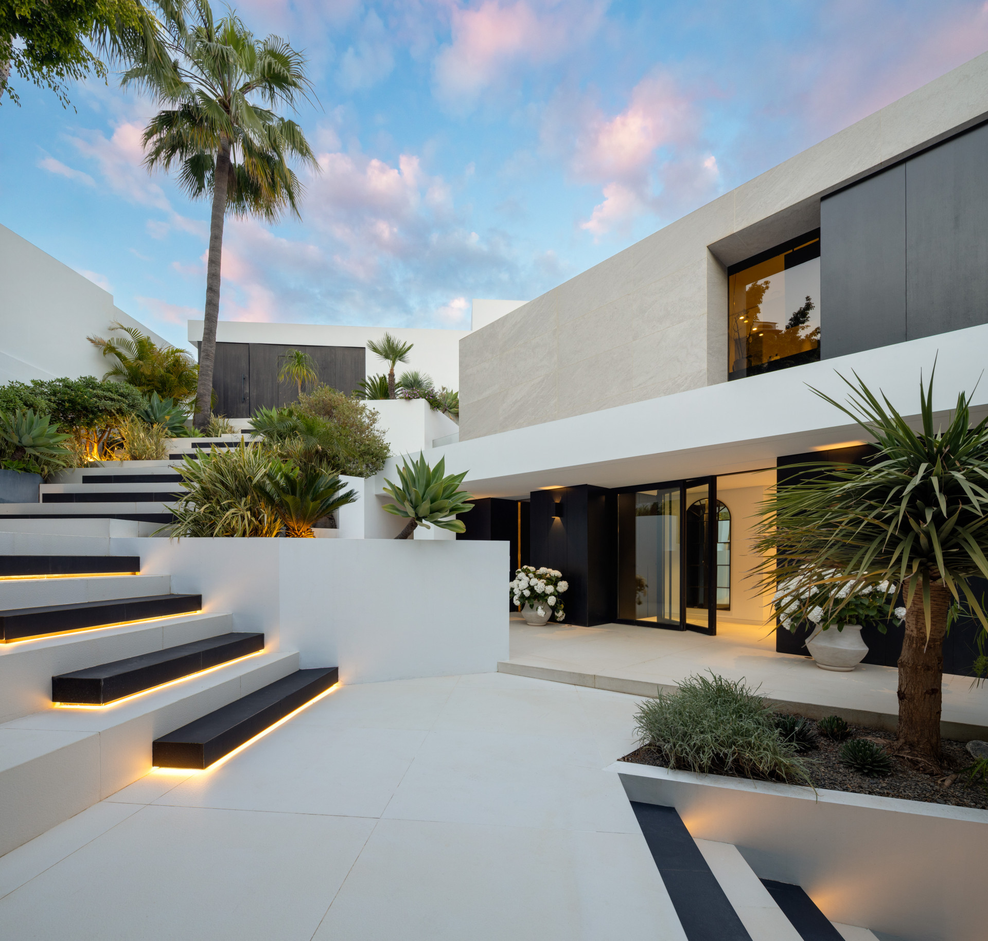 Villa contemporánea de lujo con cinco dormitorios y vistas panorámicas al mar en La Quinta, Benahavís