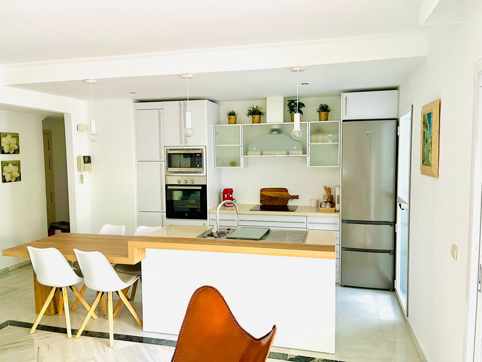 Bright and spacious, two bedroom ground floor apartment located in the gated community of Hacienda Nagüeles II, in the heart of Marbella’s prestigious Golden Mile