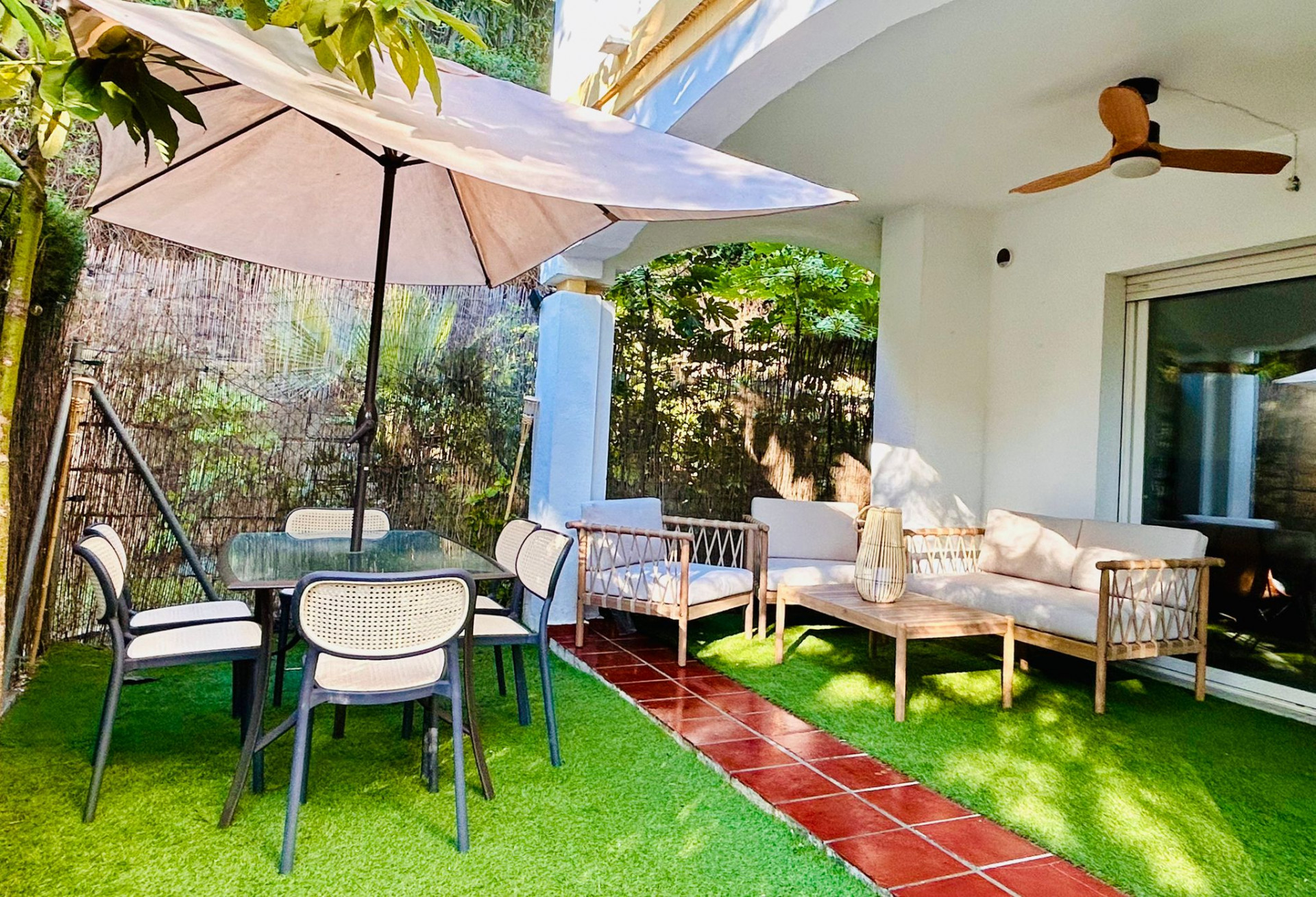 Bright and spacious, two bedroom ground floor apartment located in the gated community of Hacienda Nagüeles II, in the heart of Marbella’s prestigious Golden Mile