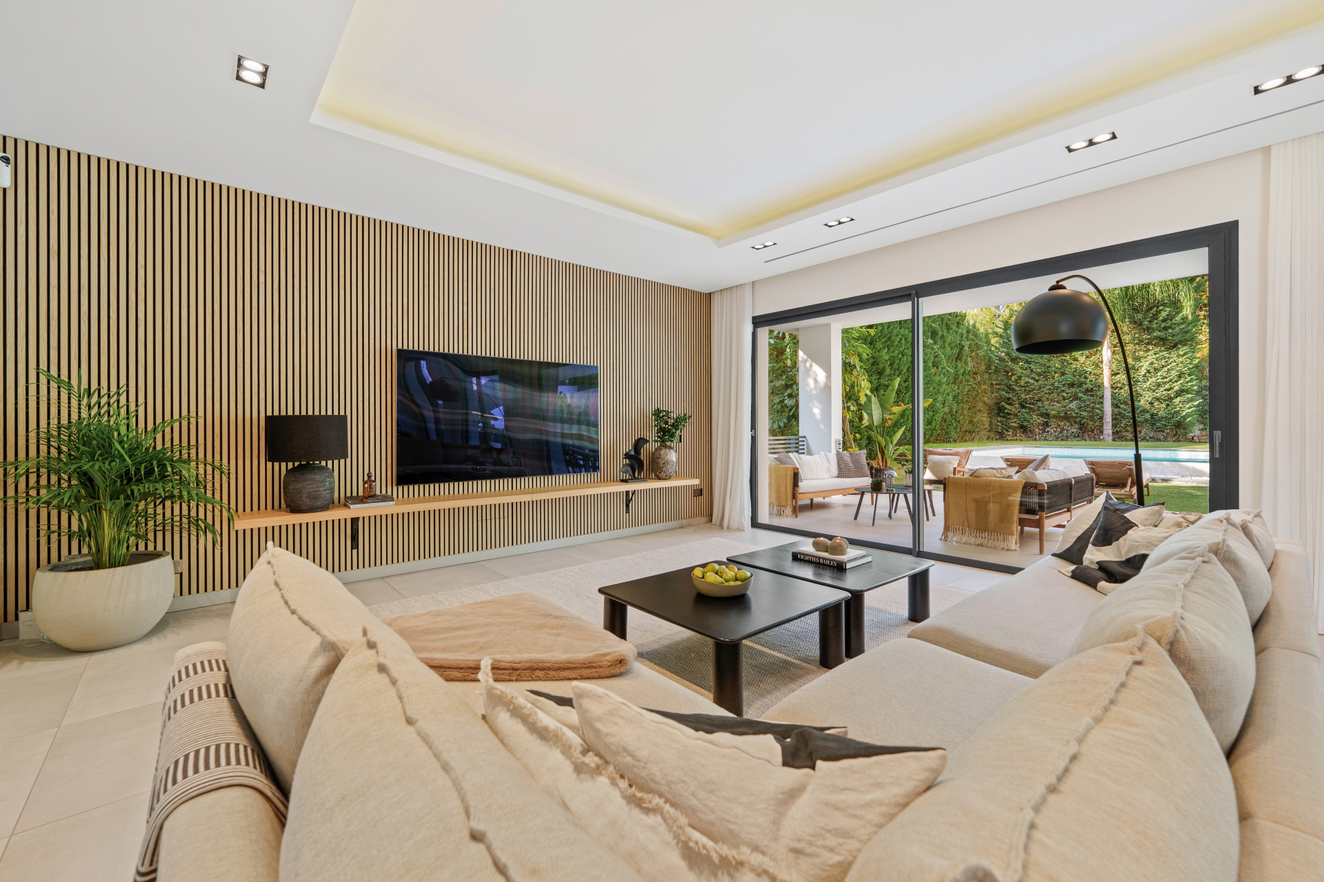 Exquisite east-facing five bedroom villa in Nueva Andalucía with panoramic views