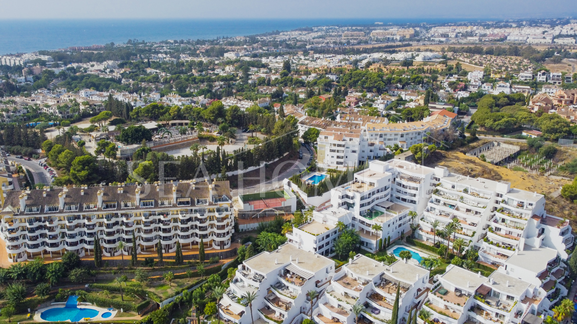 Beautifully reformed two bedroom apartment in the gated community of Jardines de Andalucía, Nueva Andalucia