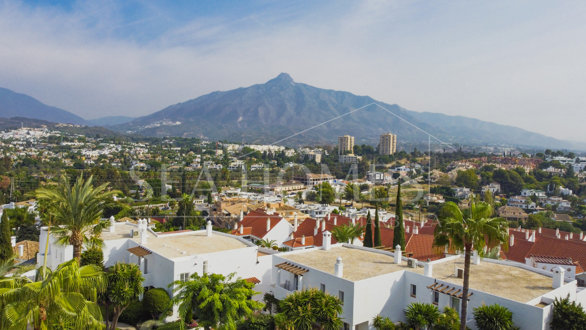 Beautifully reformed two bedroom apartment in the gated community of Jardines de Andalucía, Nueva Andalucia