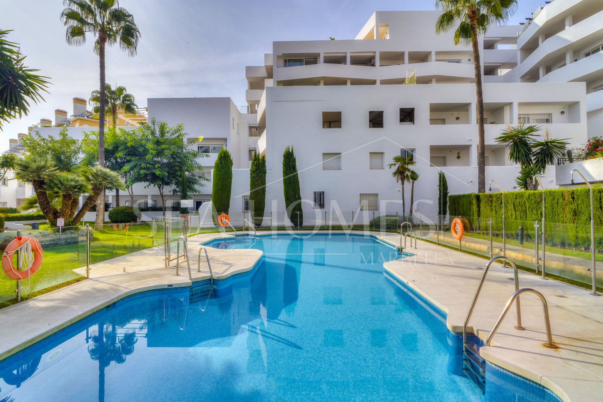 Beautifully reformed two bedroom apartment in the gated community of Jardines de Andalucía, Nueva Andalucia