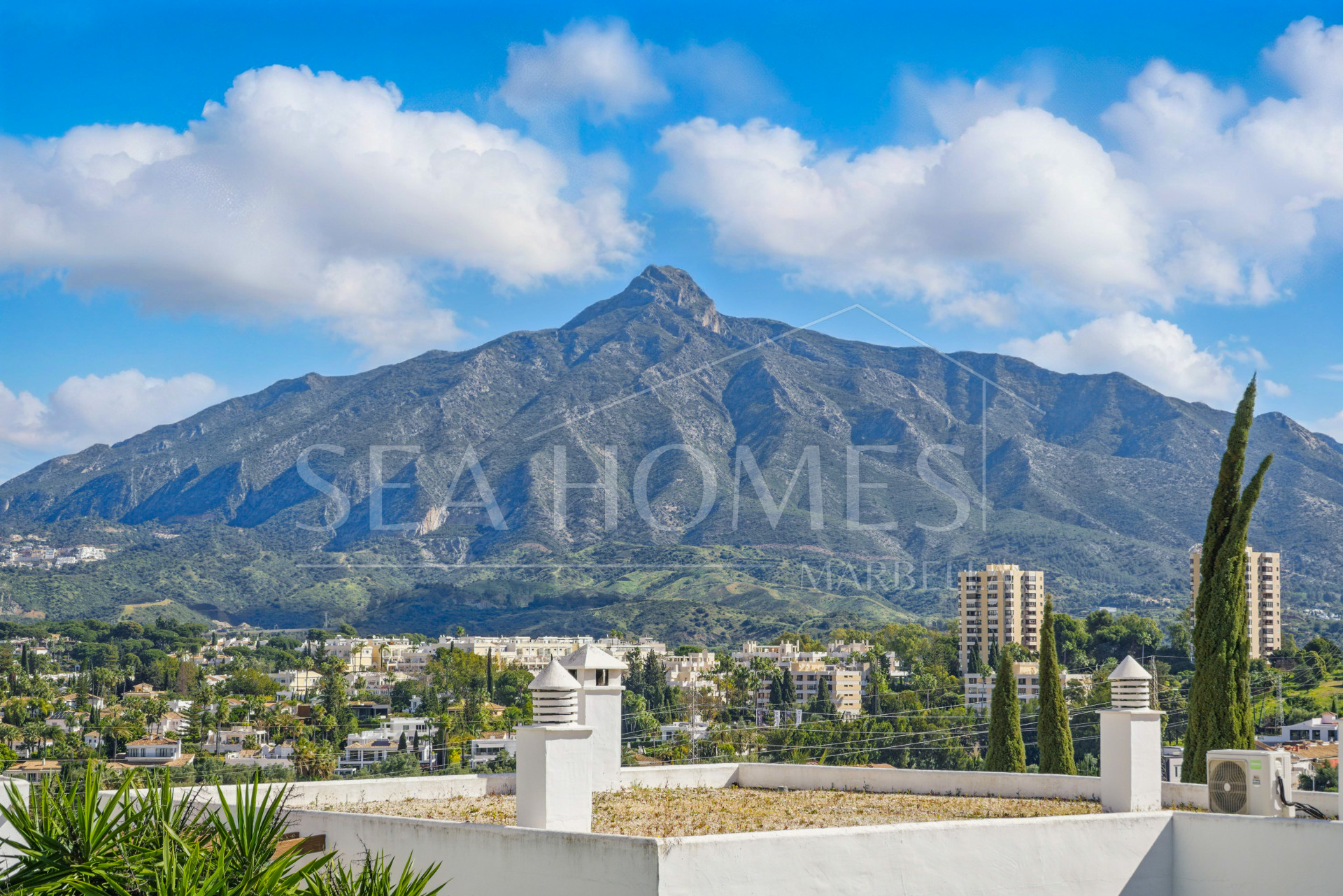 Beautifully reformed two bedroom apartment in the gated community of Jardines de Andalucía, Nueva Andalucia