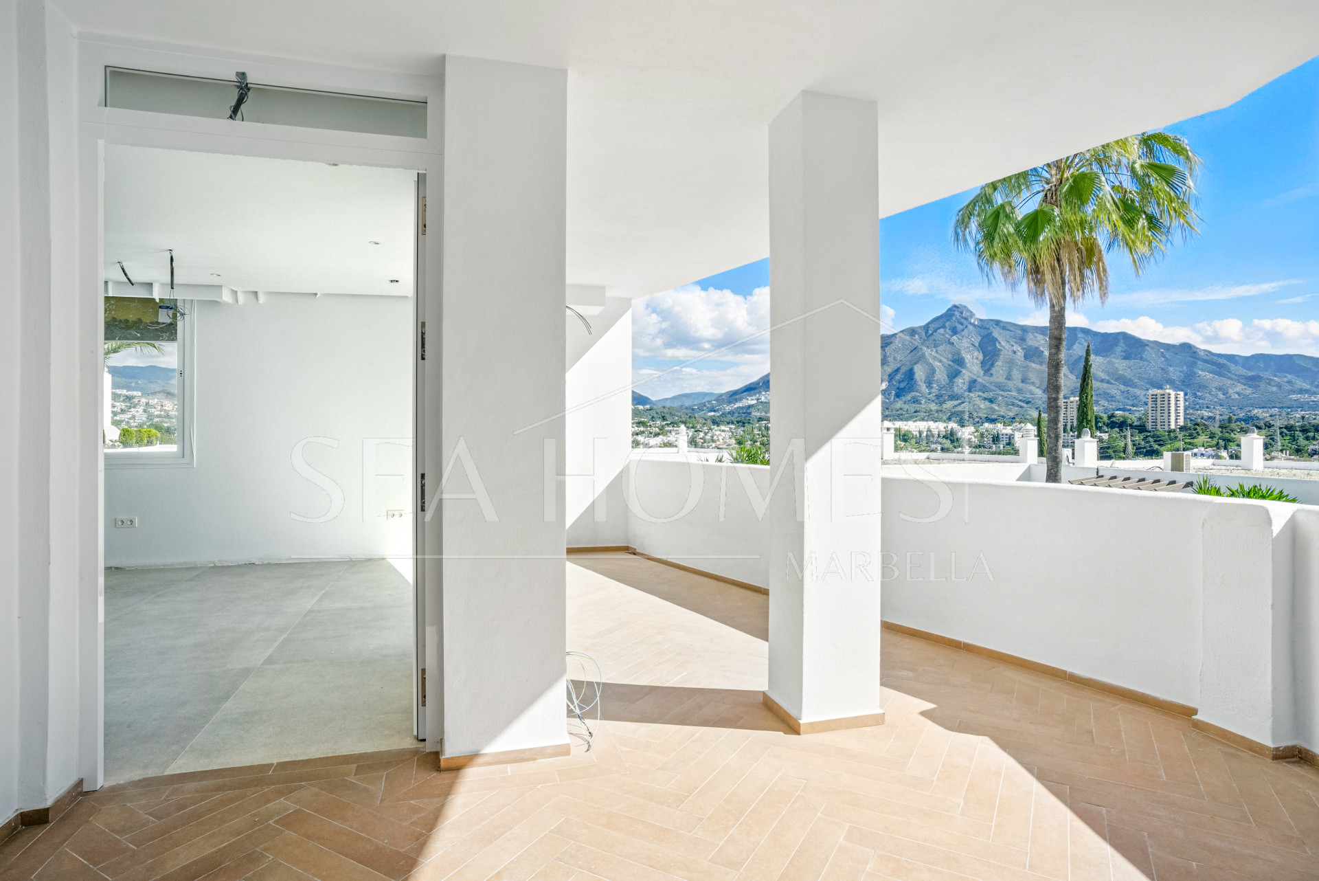 Beautifully reformed two bedroom apartment in the gated community of Jardines de Andalucía, Nueva Andalucia