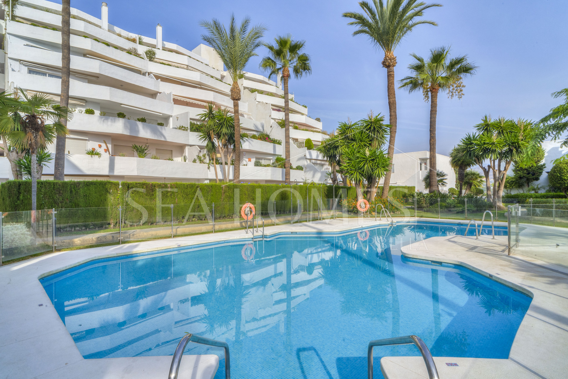 Beautifully reformed two bedroom apartment in the gated community of Jardines de Andalucía, Nueva Andalucia