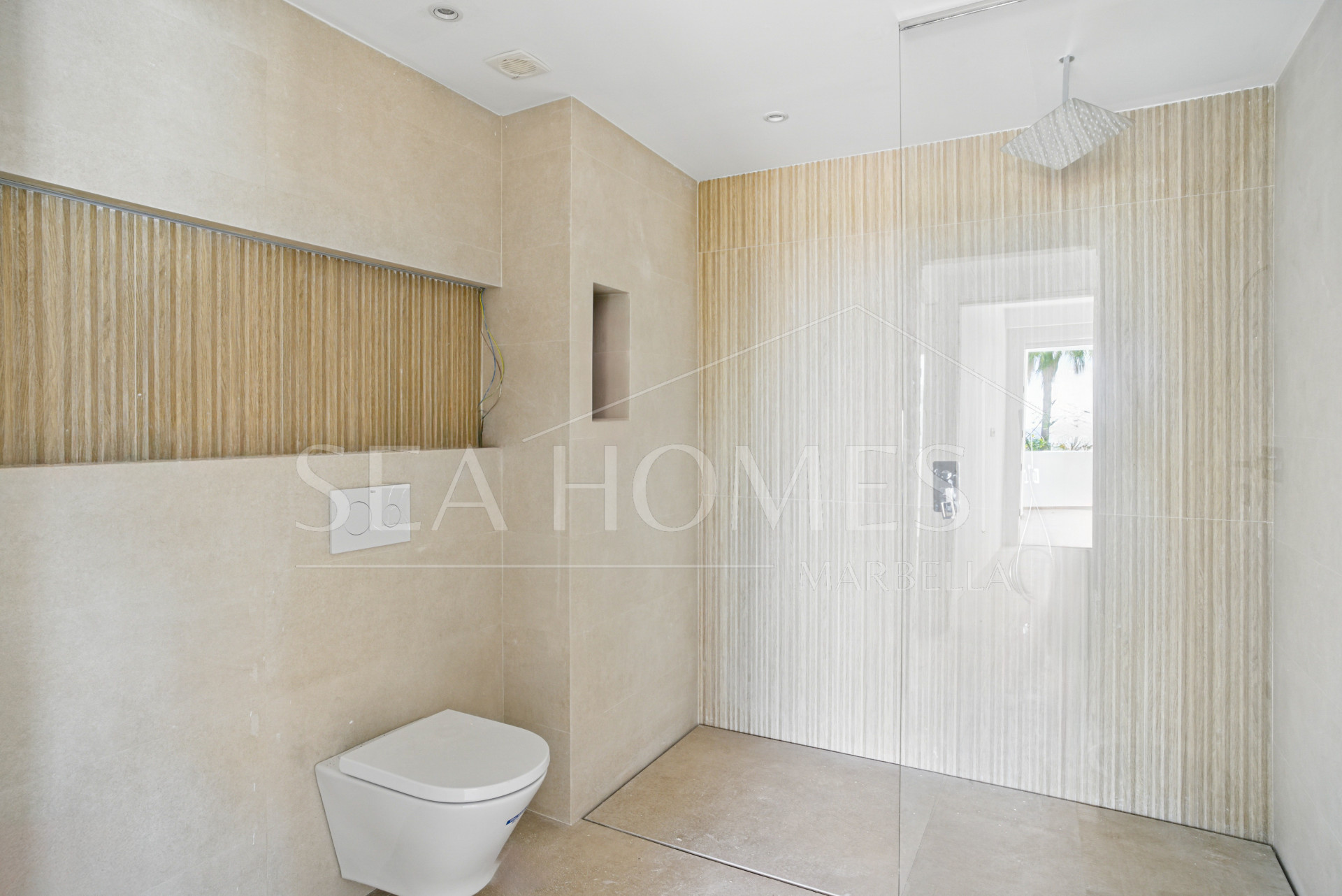 Beautifully reformed two bedroom apartment in the gated community of Jardines de Andalucía, Nueva Andalucia