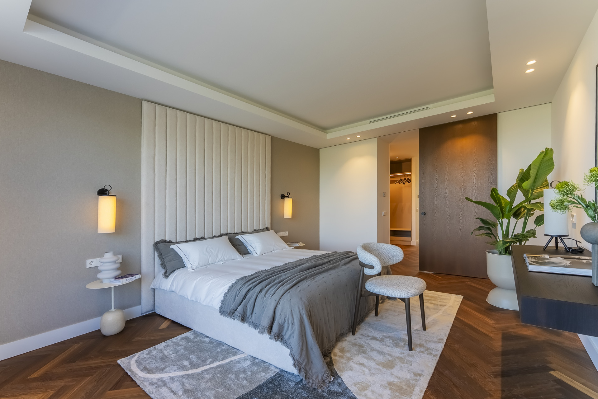 Hermosa villa de seis dormitorios recién terminada en El Rosario, Marbella Este