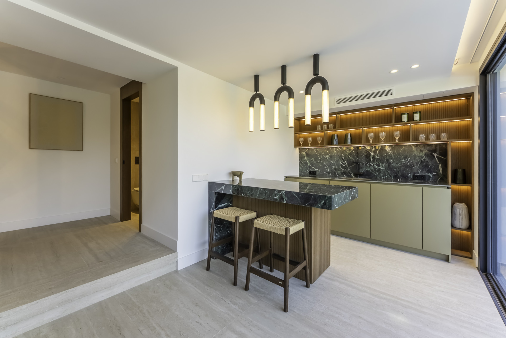 Hermosa villa de seis dormitorios recién terminada en El Rosario, Marbella Este
