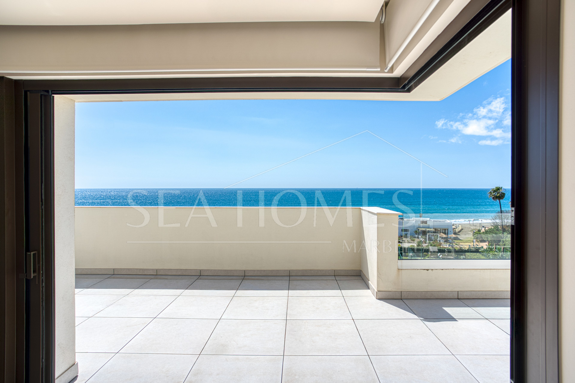 Luxurious south-facing four-bedroom duplex penthouse, frontline beach, located in a beachfront community on Marbella’s prestigious New Golden Mile with sea views.
