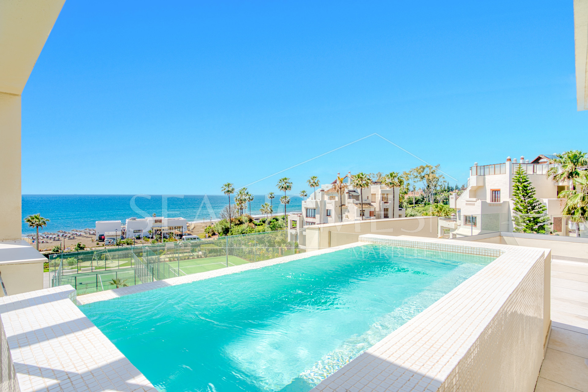 Luxurious south-facing four-bedroom duplex penthouse, frontline beach, located in a beachfront community on Marbella’s prestigious New Golden Mile with sea views.