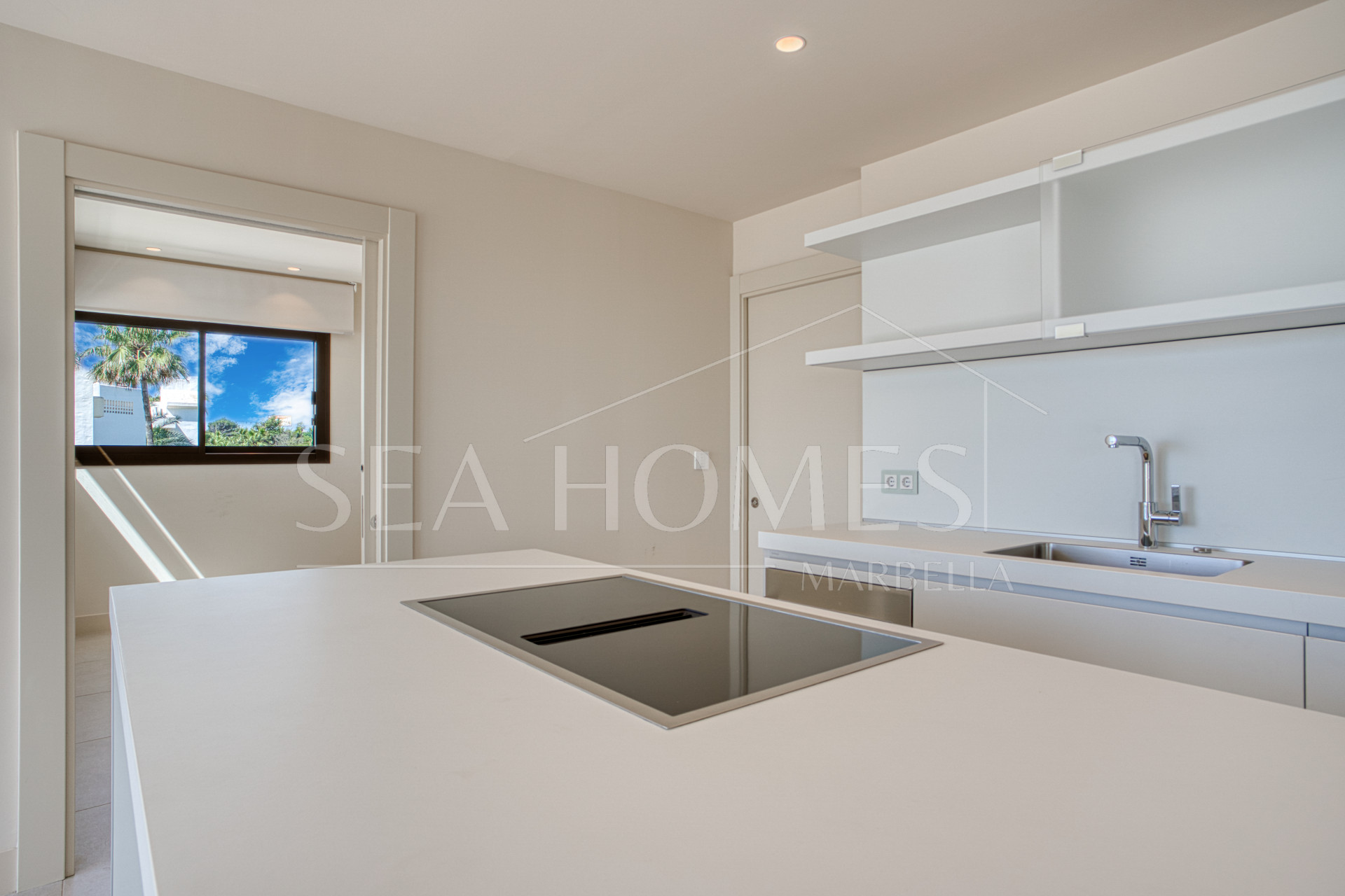 Luxurious south-facing four-bedroom duplex penthouse, frontline beach, located in a beachfront community on Marbella’s prestigious New Golden Mile with sea views.