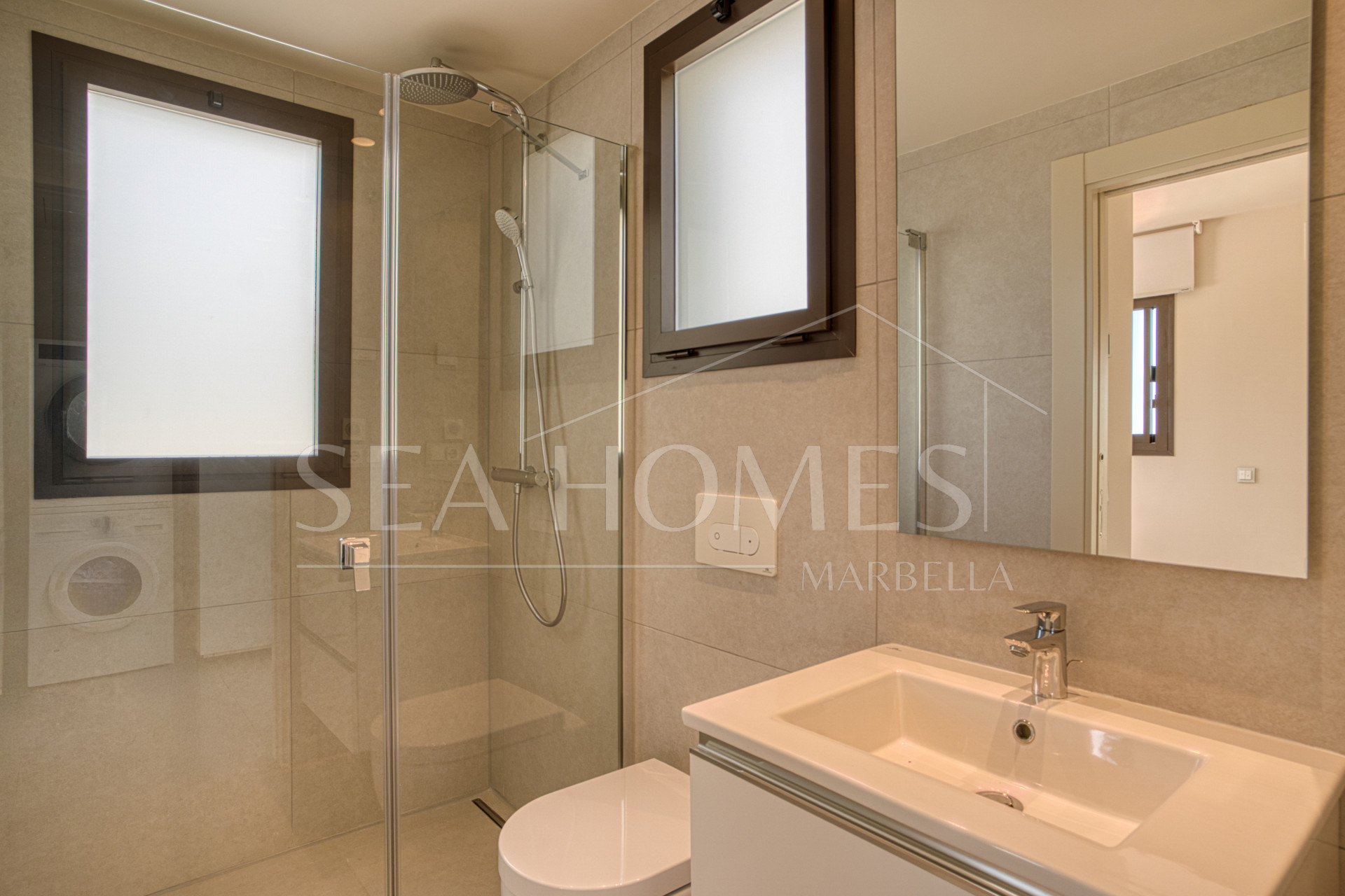 Luxurious south-facing four-bedroom duplex penthouse, frontline beach, located in a beachfront community on Marbella’s prestigious New Golden Mile with sea views.