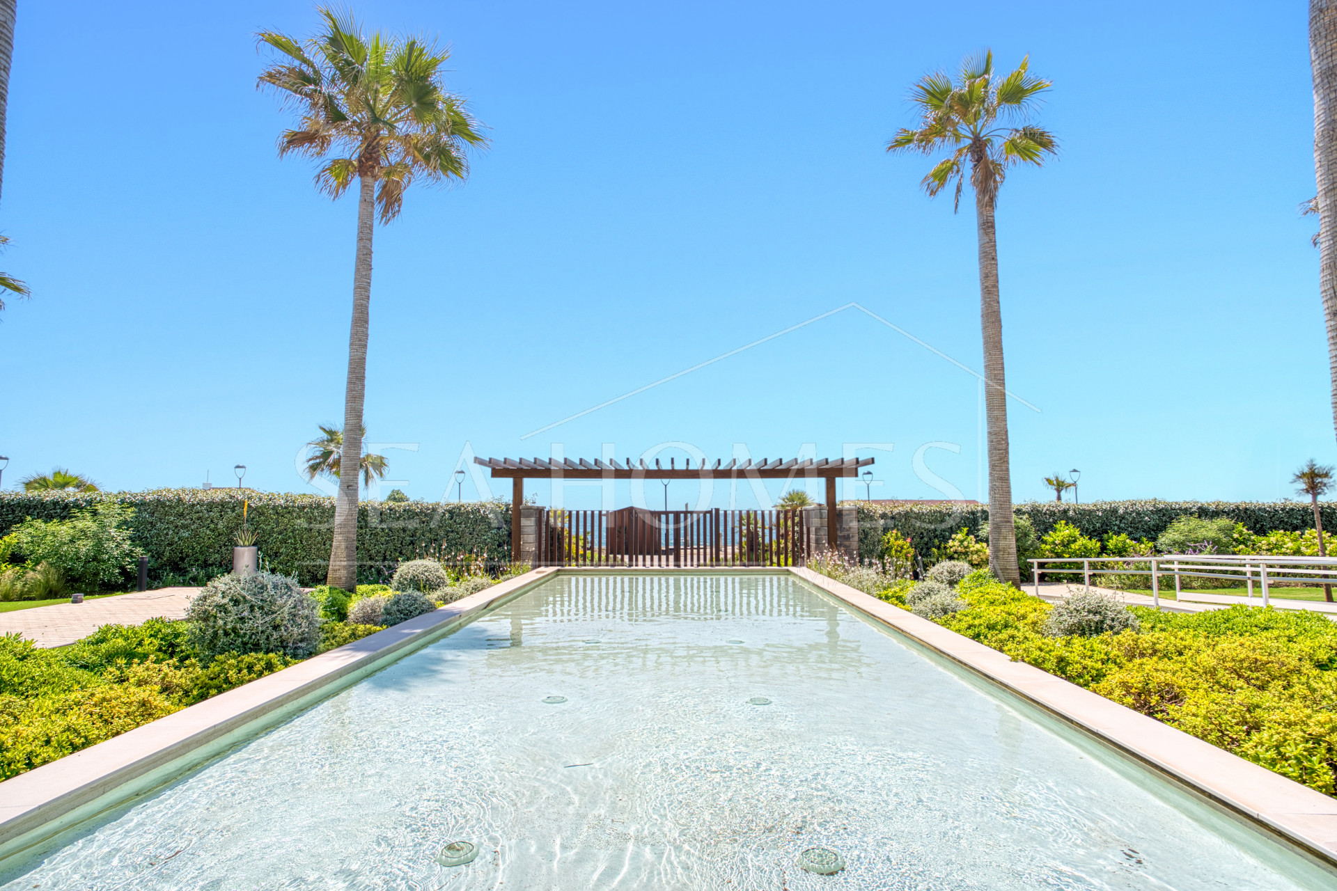Luxurious south-facing four-bedroom duplex penthouse, frontline beach, located in a beachfront community on Marbella’s prestigious New Golden Mile with sea views.